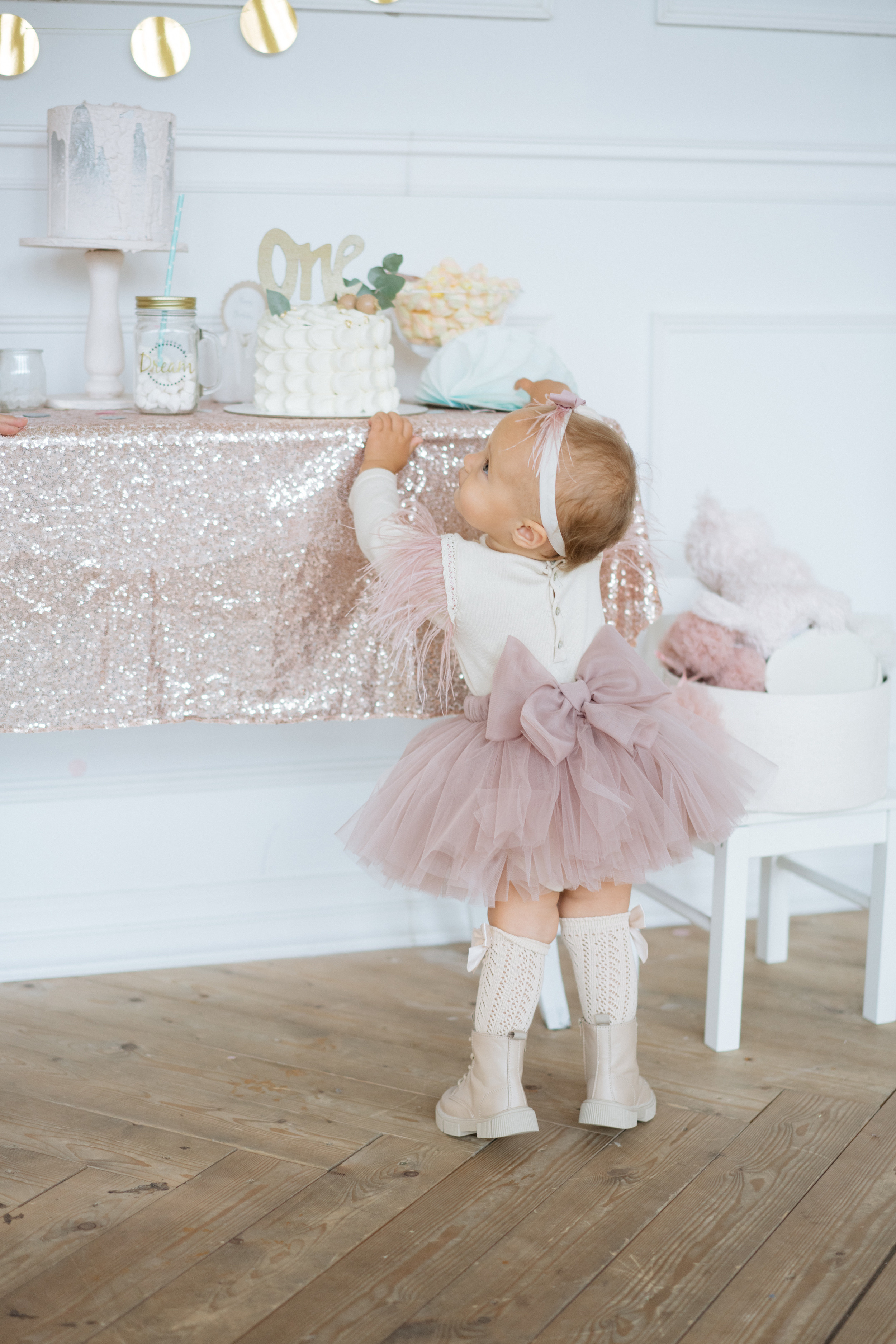 Фотосессия в белой студии, годик девочке. Свадебный и семейный фотограф в Калининграде Анастасия Гриценко