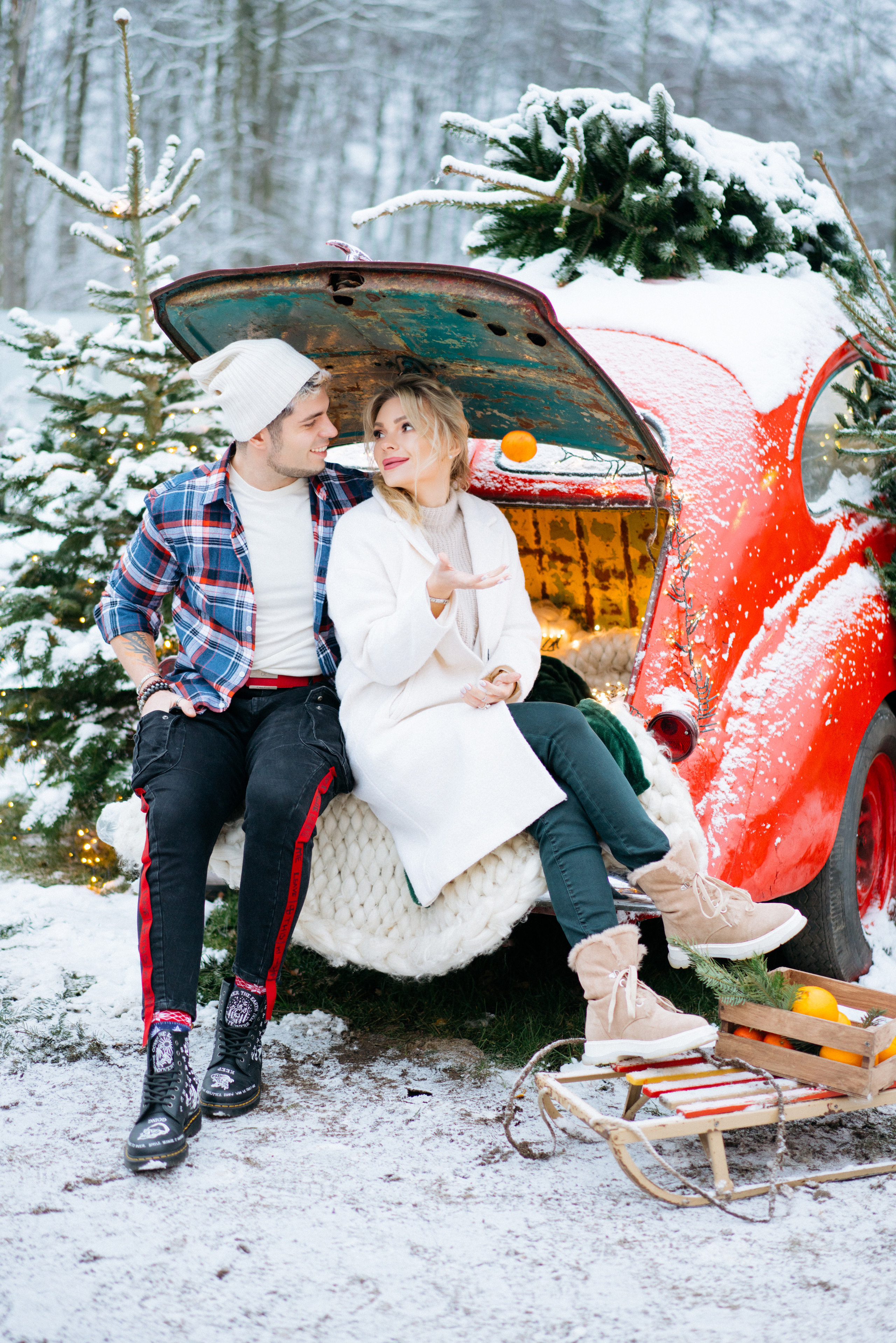 Красивая новогодняя фотосессия с машиной елкой и собакой. Свадебный и семейный фотограф в Калининграде Анастасия Гриценко