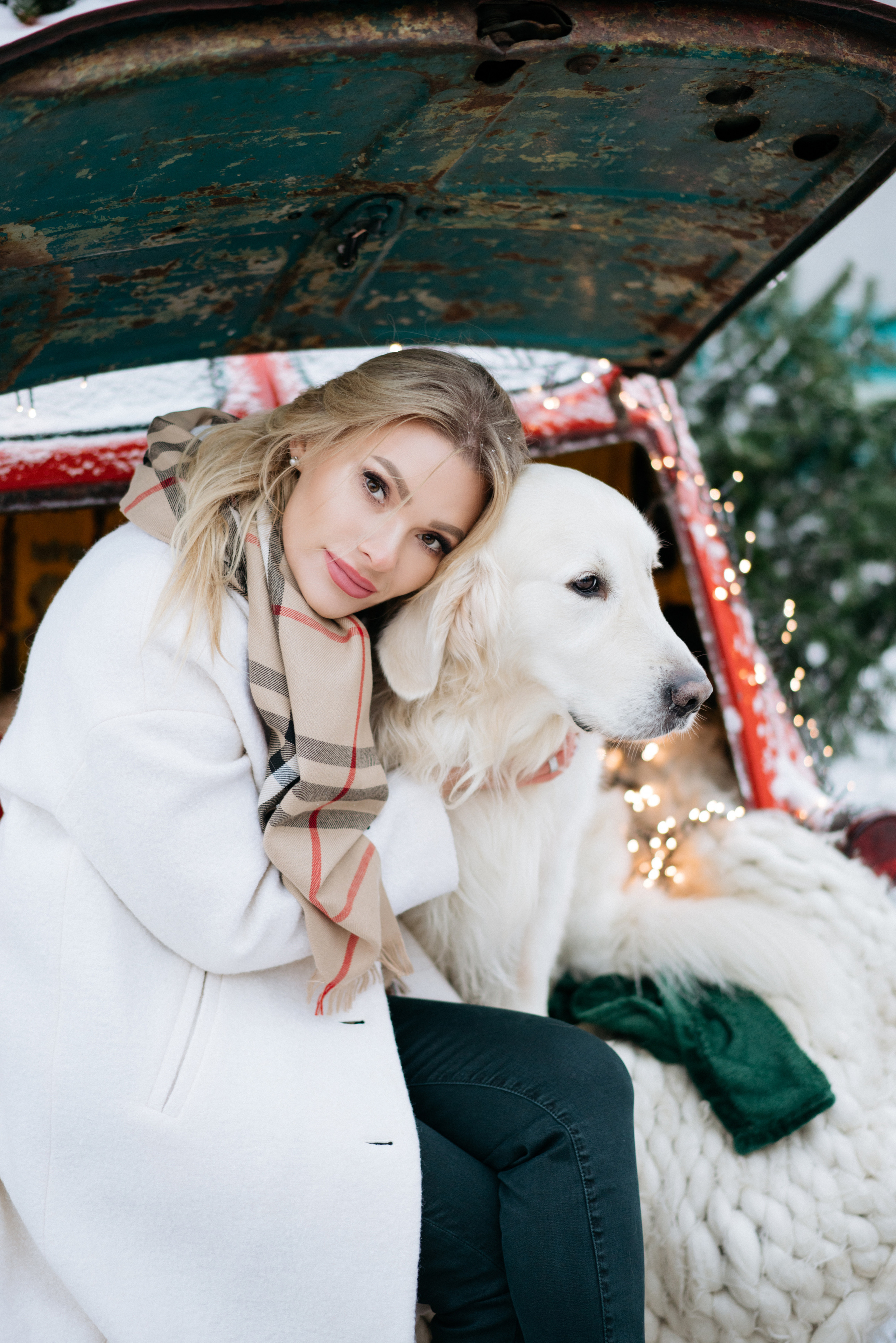 Красивая новогодняя фотосессия с машиной елкой и собакой. Свадебный и семейный фотограф в Калининграде Анастасия Гриценко