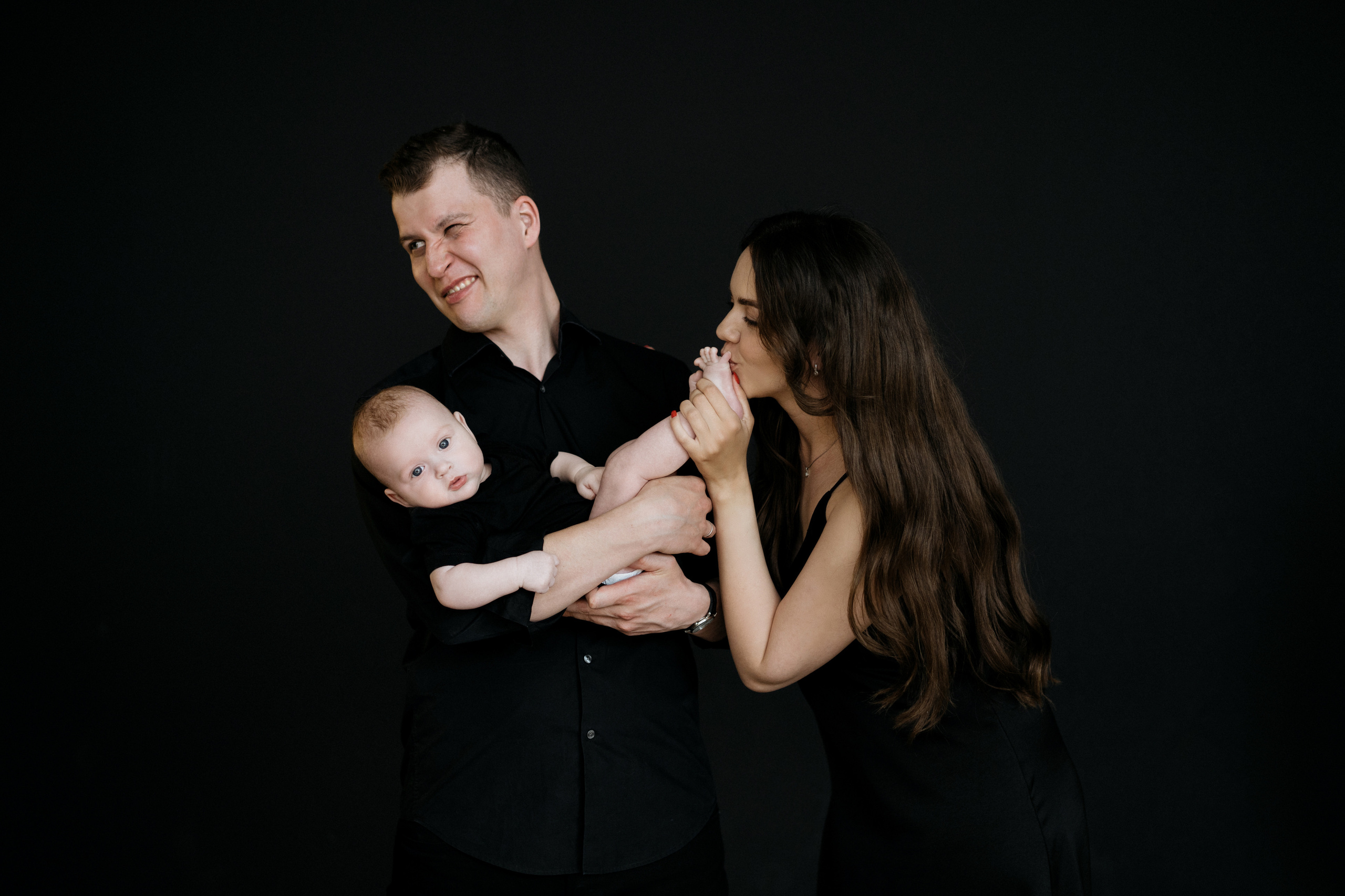 Семейная съемка в черной студии тотал Блэк. Свадебный и семейный фотограф в Калининграде Анастасия Гриценко