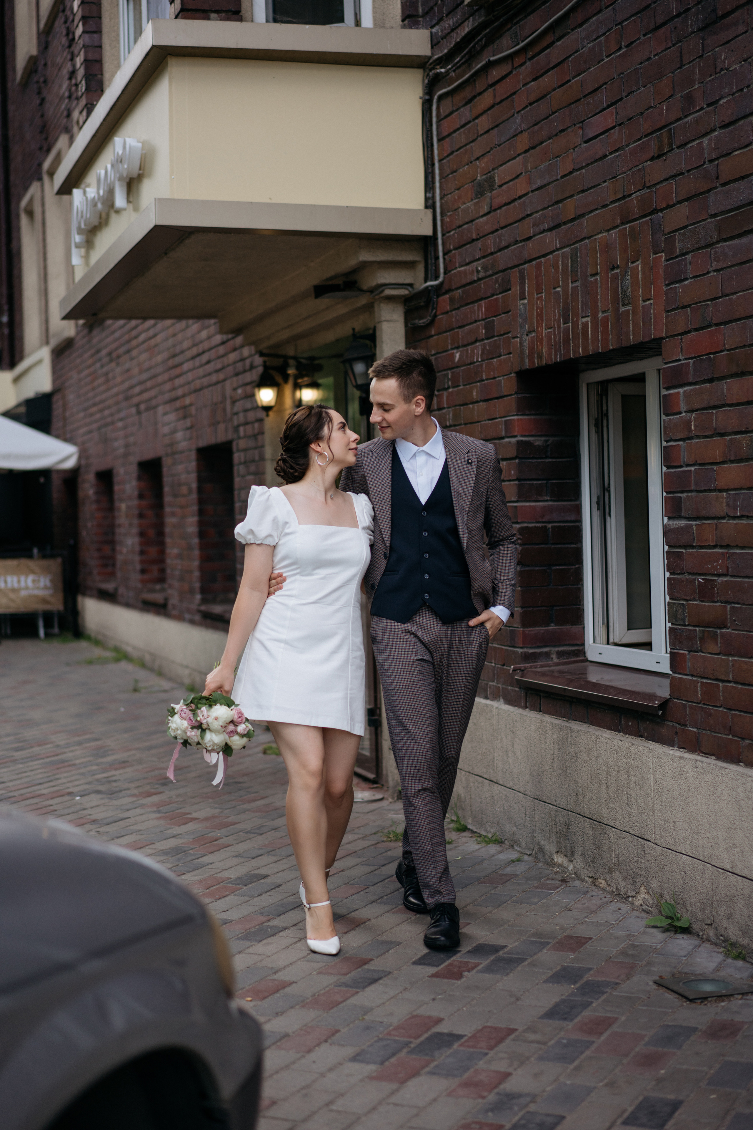 Свадебная прогулка в городе. Свадебный и семейный фотограф в Калининграде Анастасия Гриценко
