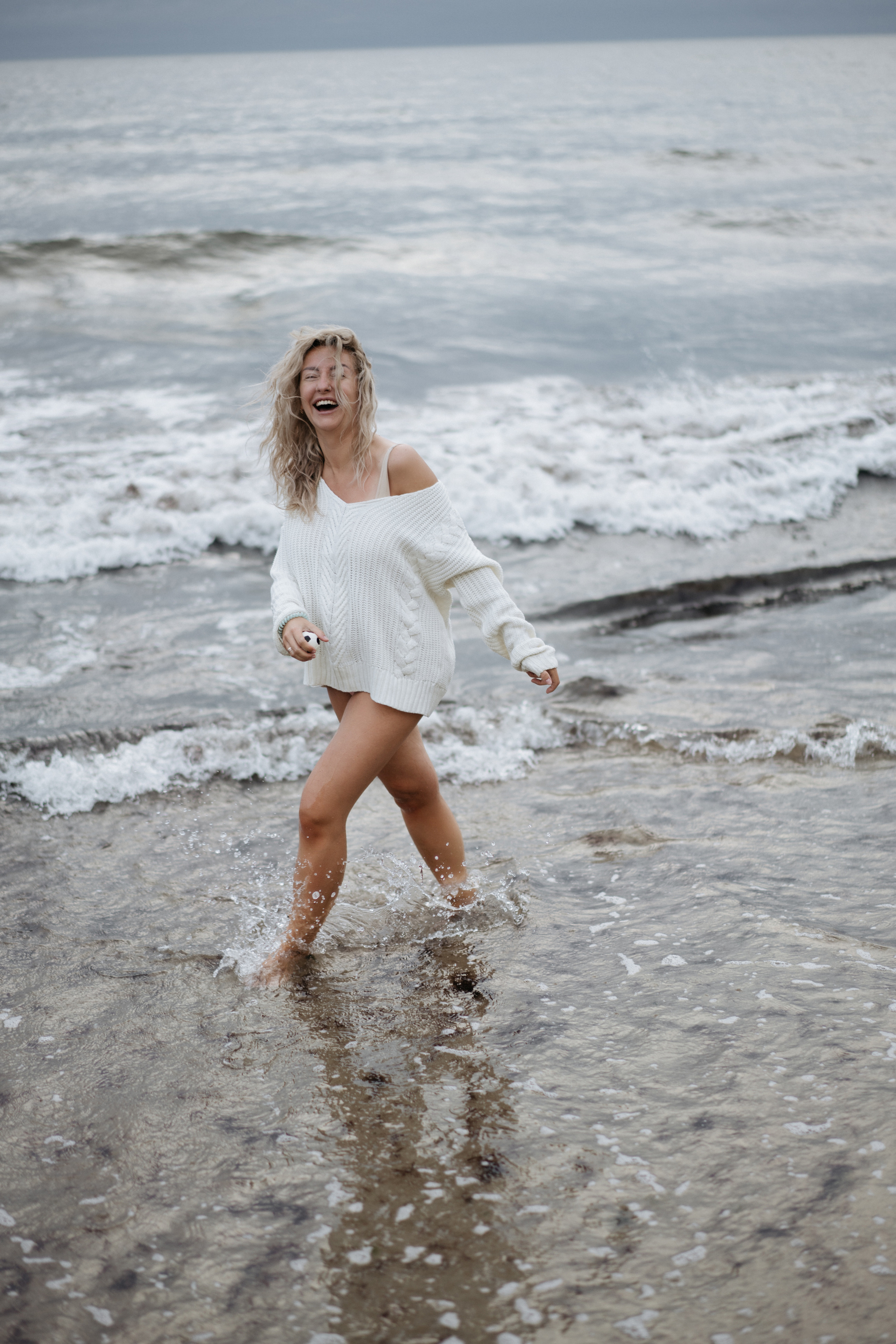 Фотосессия в ожидании, с акитой на берегу моря. Свадебный и семейный фотограф в Калининграде Анастасия Гриценко