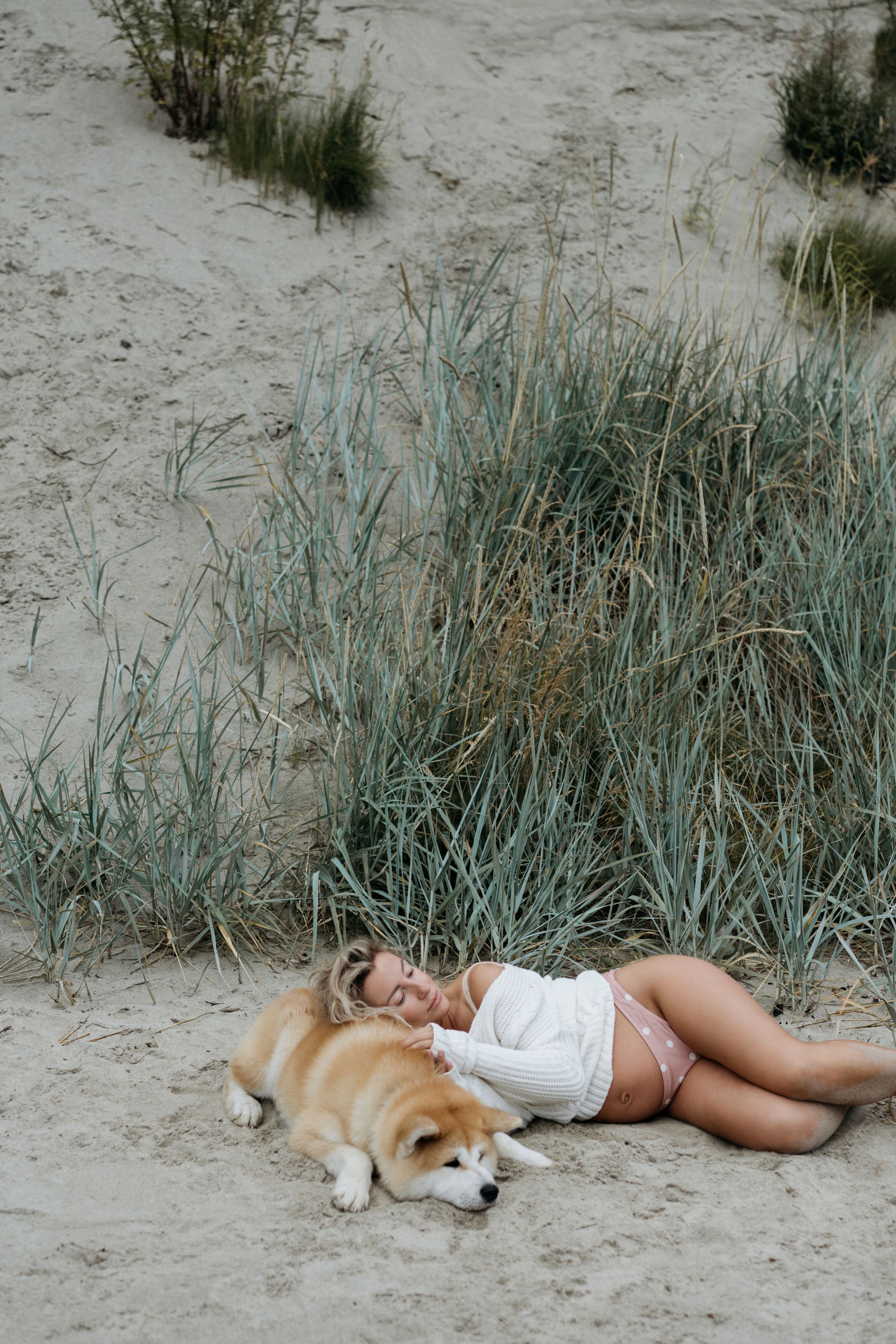 Фотосессия в ожидании, с акитой на берегу моря. Свадебный и семейный фотограф в Калининграде Анастасия Гриценко