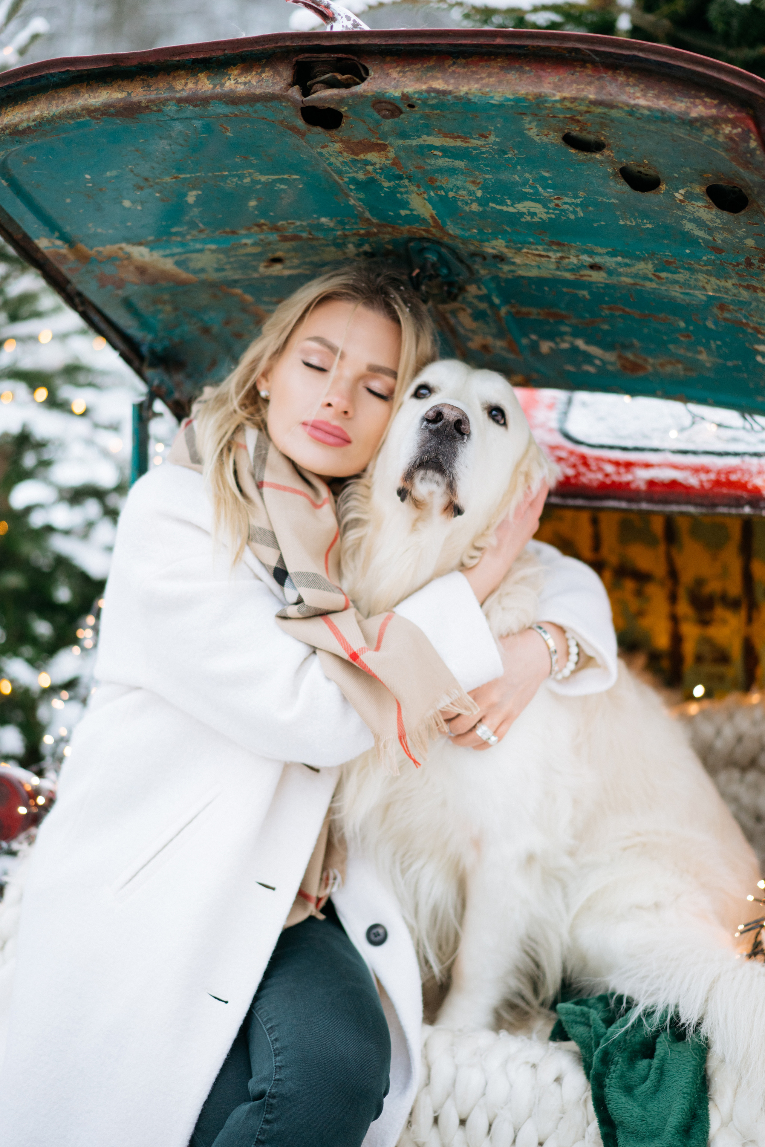 Красивая новогодняя фотосессия с машиной елкой и собакой. Свадебный и семейный фотограф в Калининграде Анастасия Гриценко