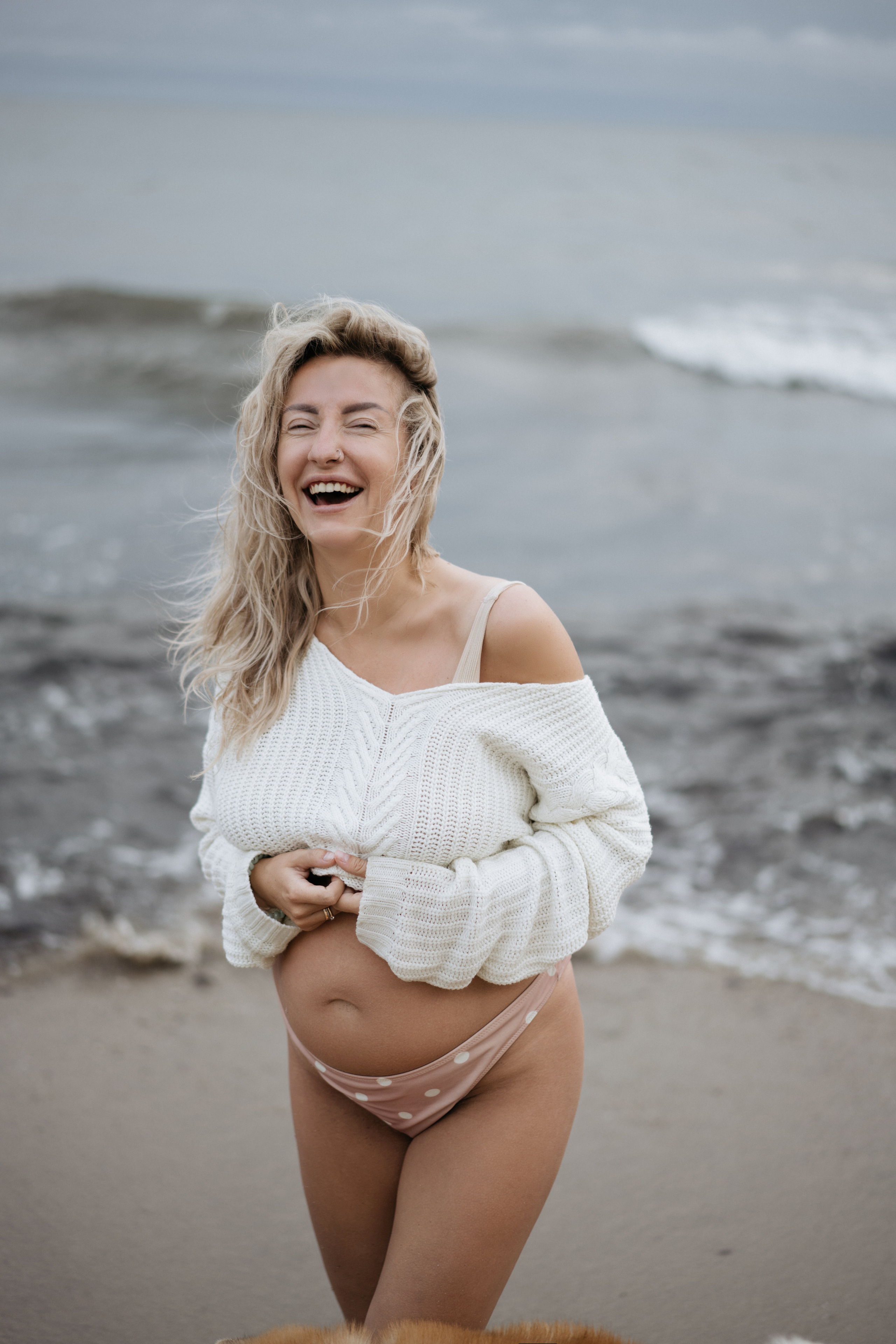 Фотосессия в ожидании, с акитой на берегу моря. Свадебный и семейный фотограф в Калининграде Анастасия Гриценко