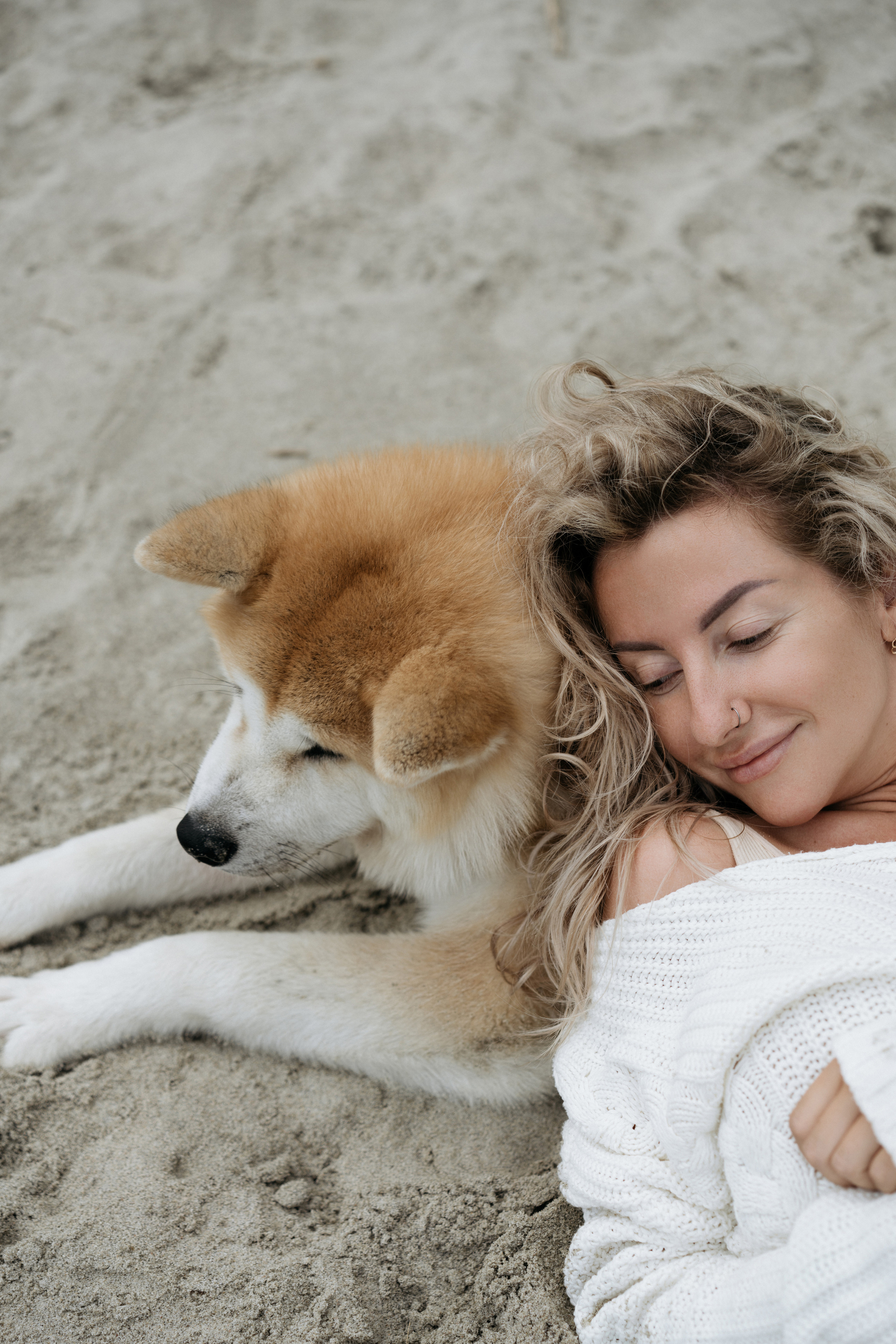Фотосессия в ожидании, с акитой на берегу моря. Свадебный и семейный фотограф в Калининграде Анастасия Гриценко