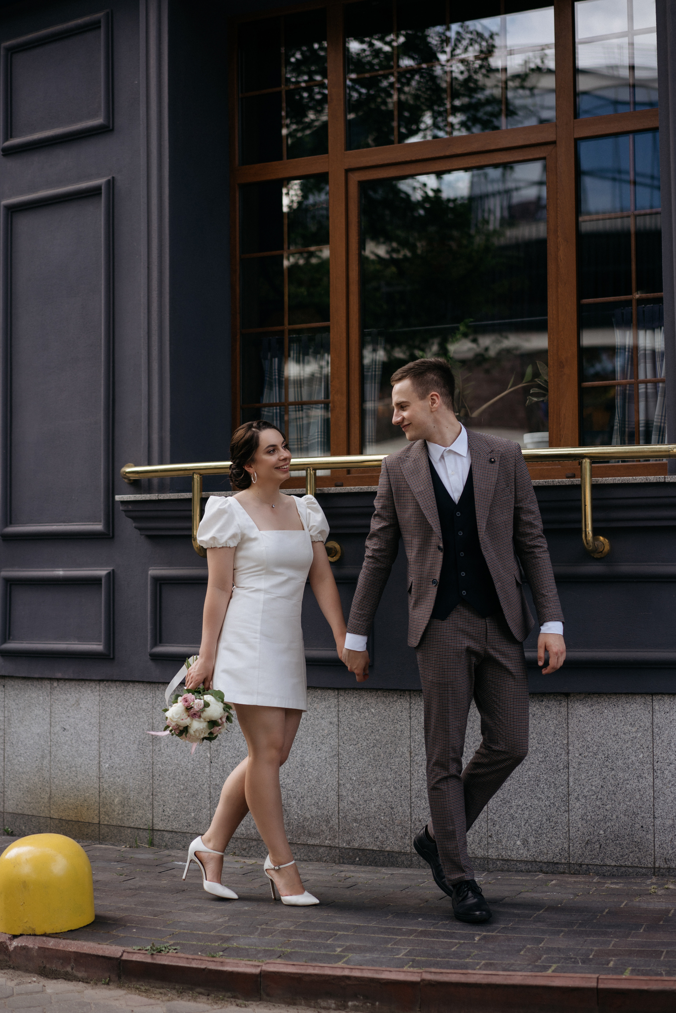 Свадебная прогулка в городе. Свадебный и семейный фотограф в Калининграде Анастасия Гриценко
