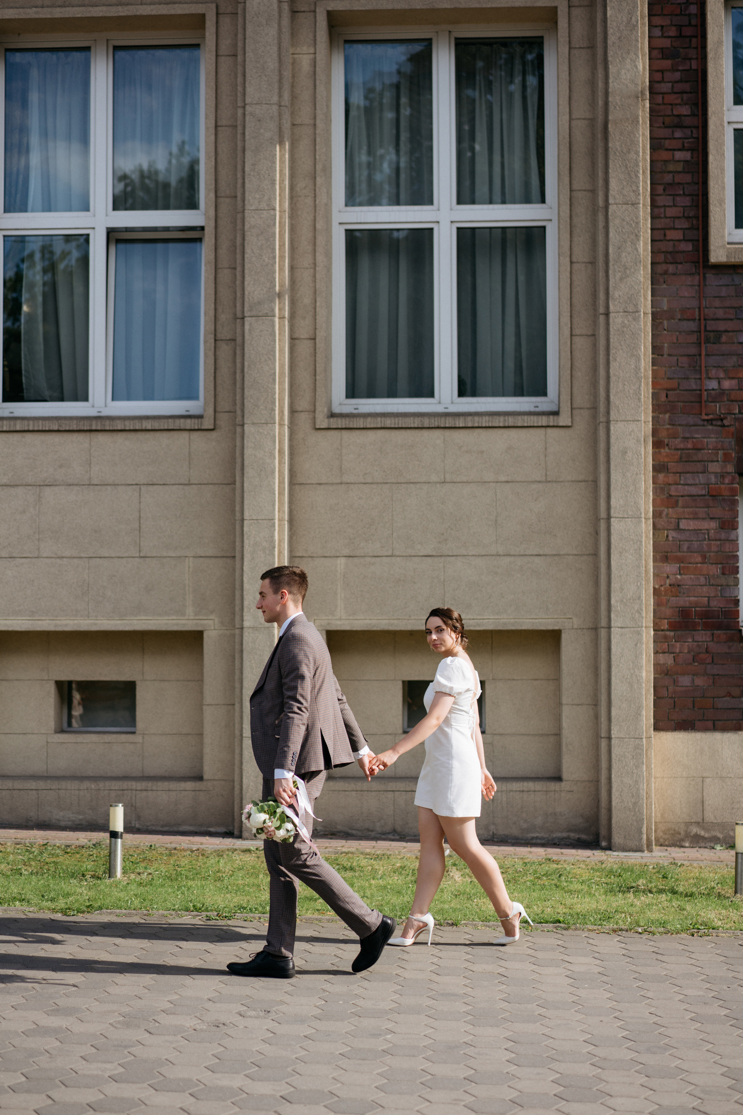 Свадебная прогулка в городе. Свадебный и семейный фотограф в Калининграде Анастасия Гриценко
