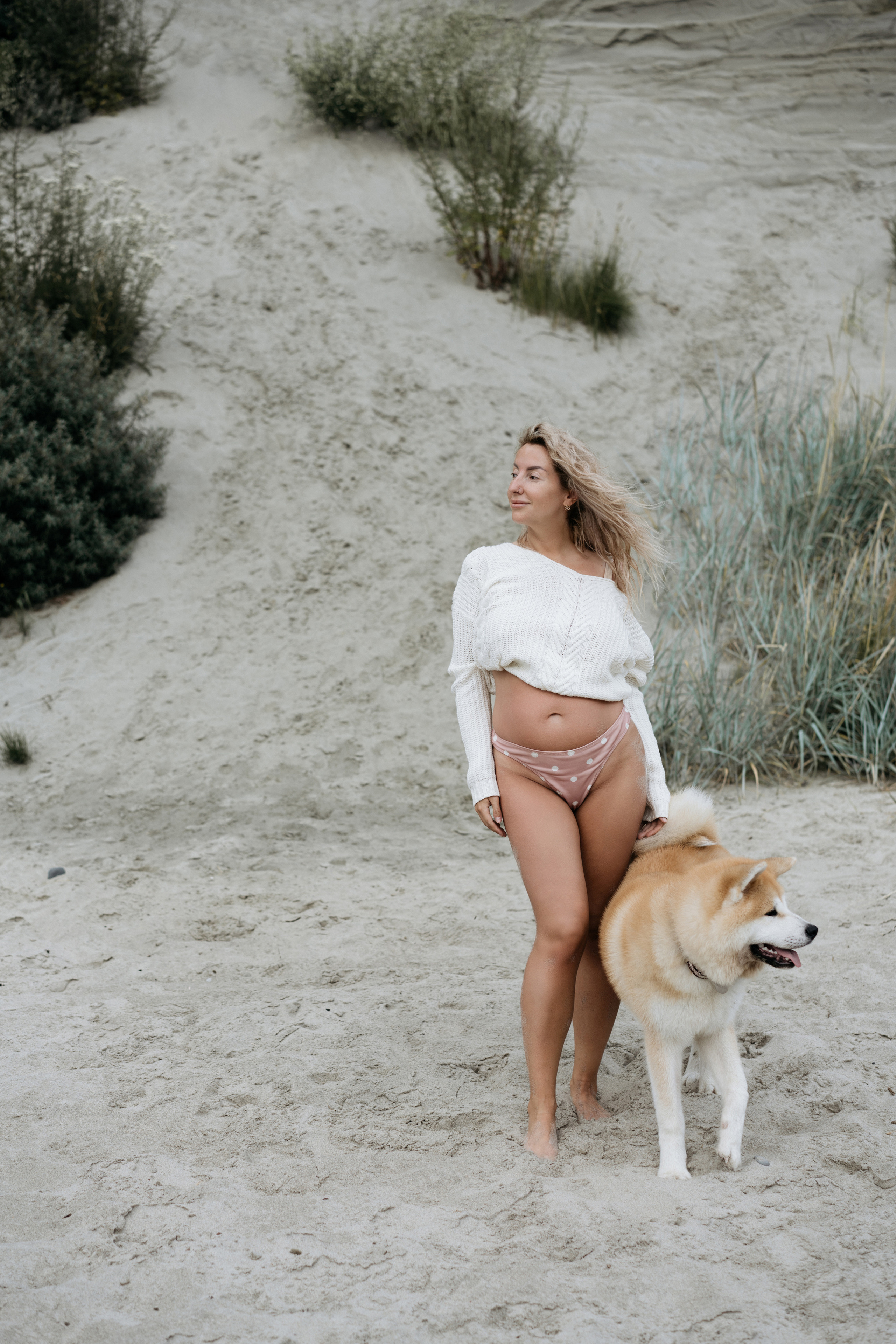 Фотосессия в ожидании, с акитой на берегу моря. Свадебный и семейный фотограф в Калининграде Анастасия Гриценко