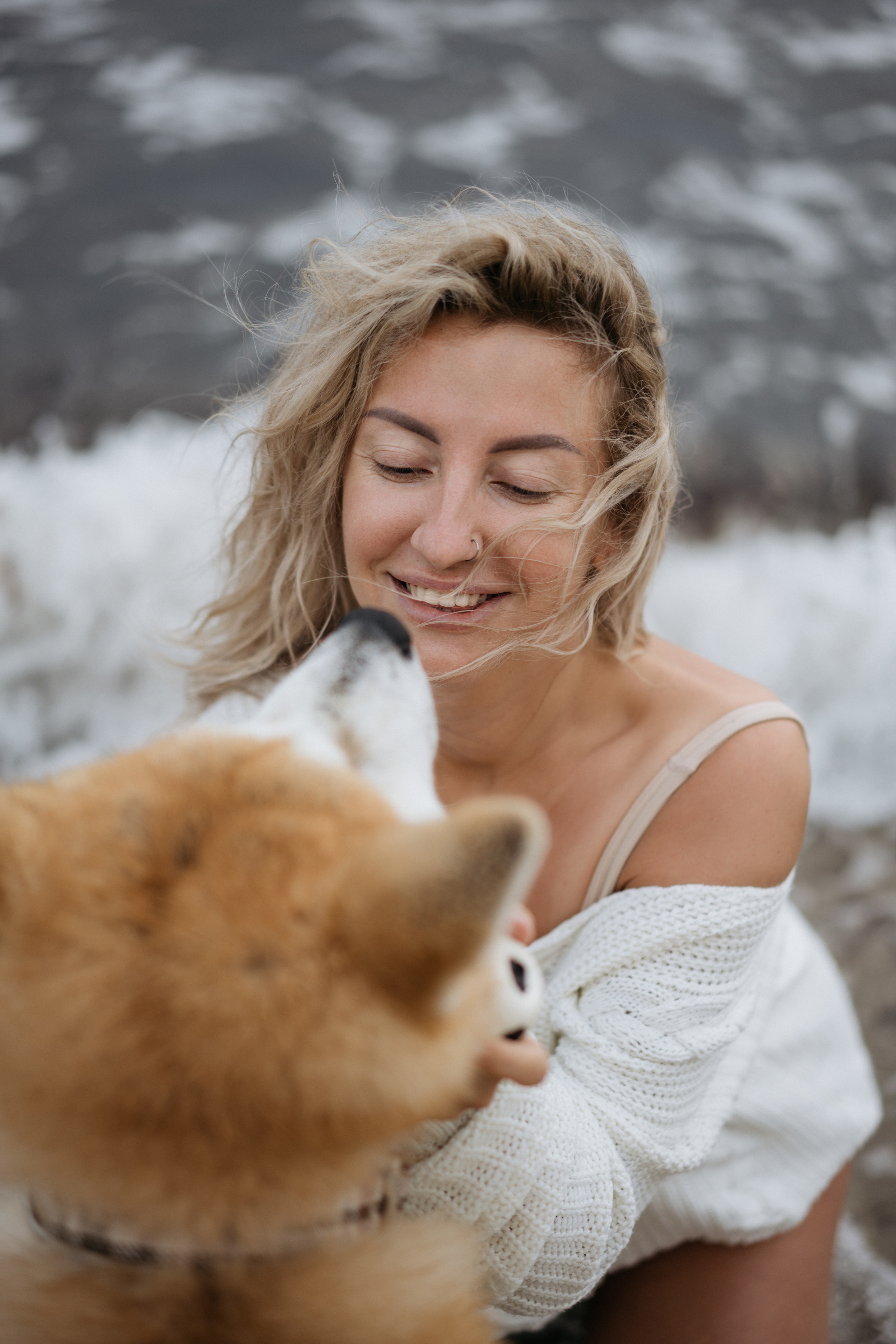 Фотосессия в ожидании, с акитой на берегу моря. Свадебный и семейный фотограф в Калининграде Анастасия Гриценко