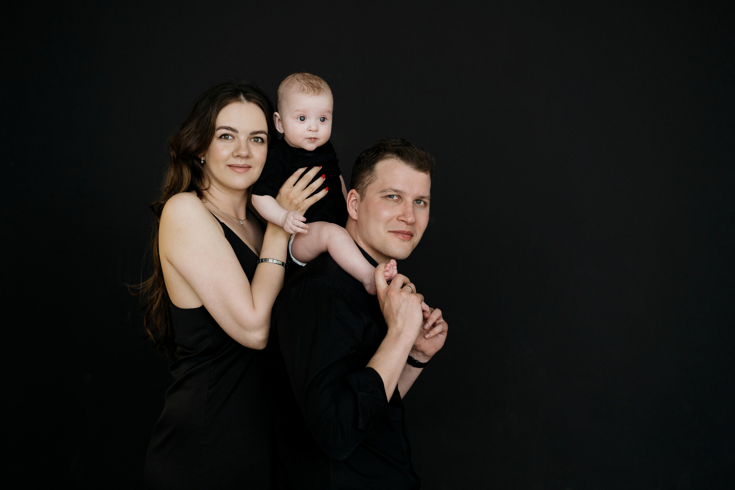 Семейная съемка в черной студии тотал Блэк. Свадебный и семейный фотограф в Калининграде Анастасия Гриценко