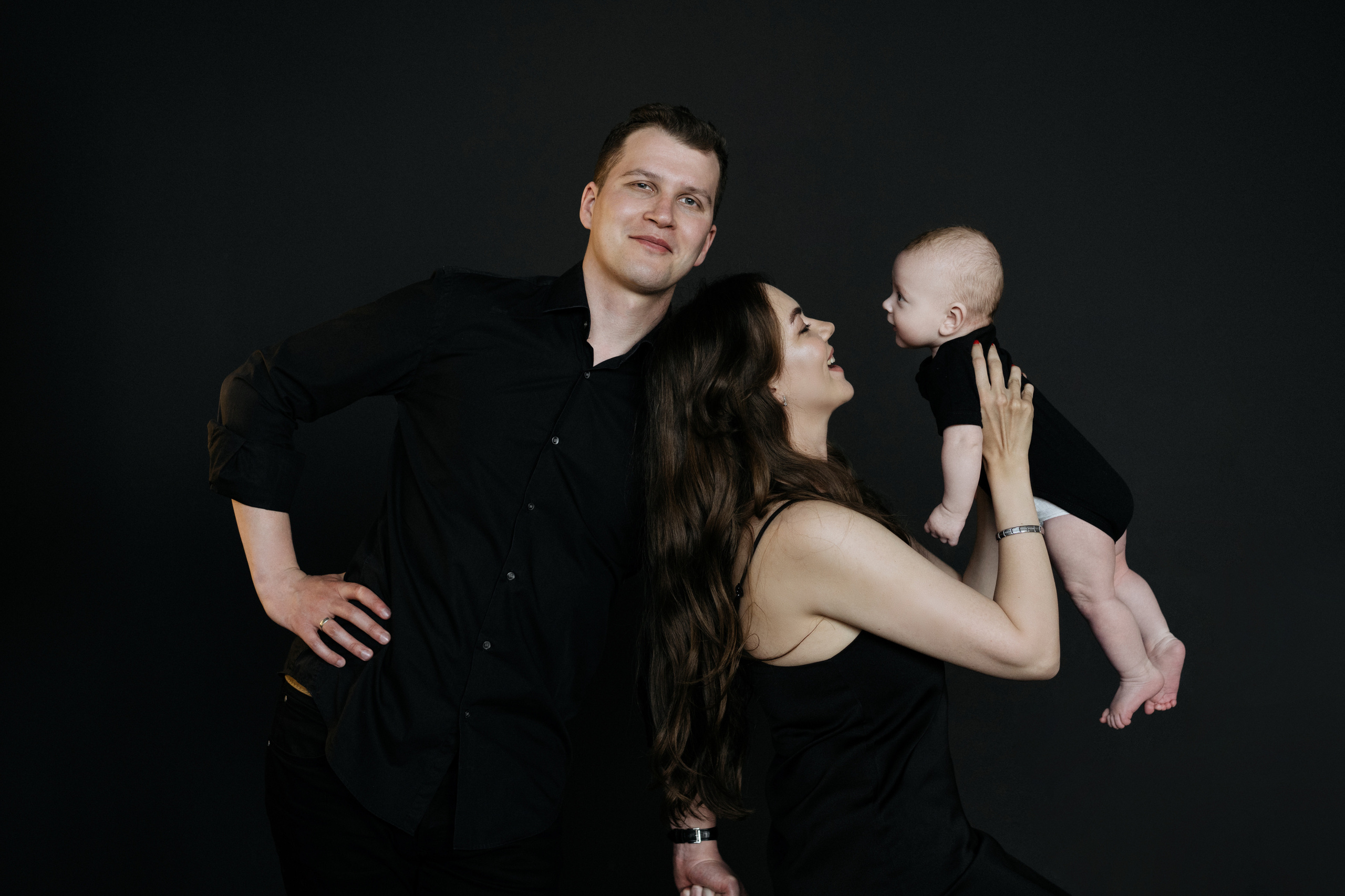 Семейная съемка в черной студии тотал Блэк. Свадебный и семейный фотограф в Калининграде Анастасия Гриценко