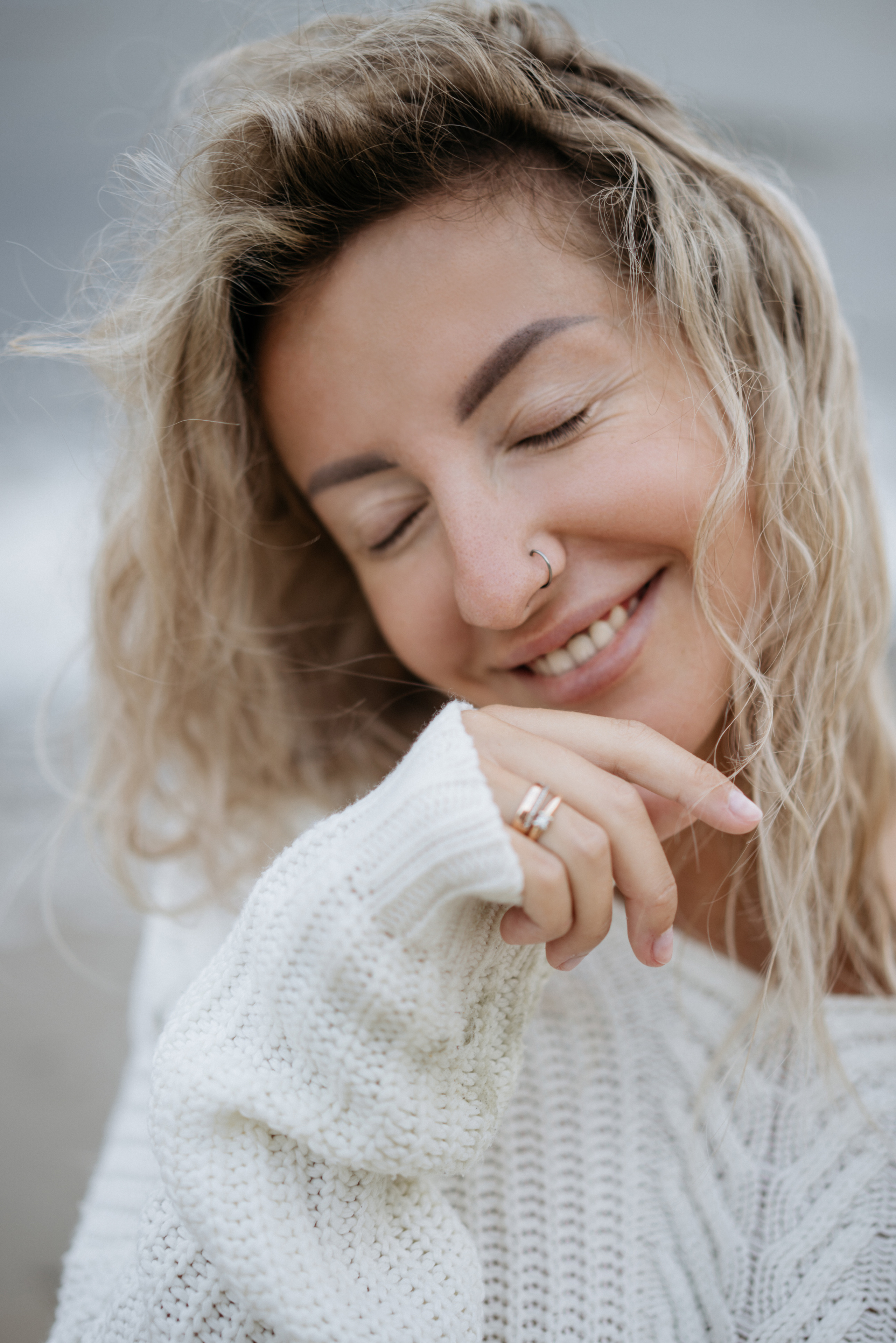 Фотосессия в ожидании, с акитой на берегу моря. Свадебный и семейный фотограф в Калининграде Анастасия Гриценко