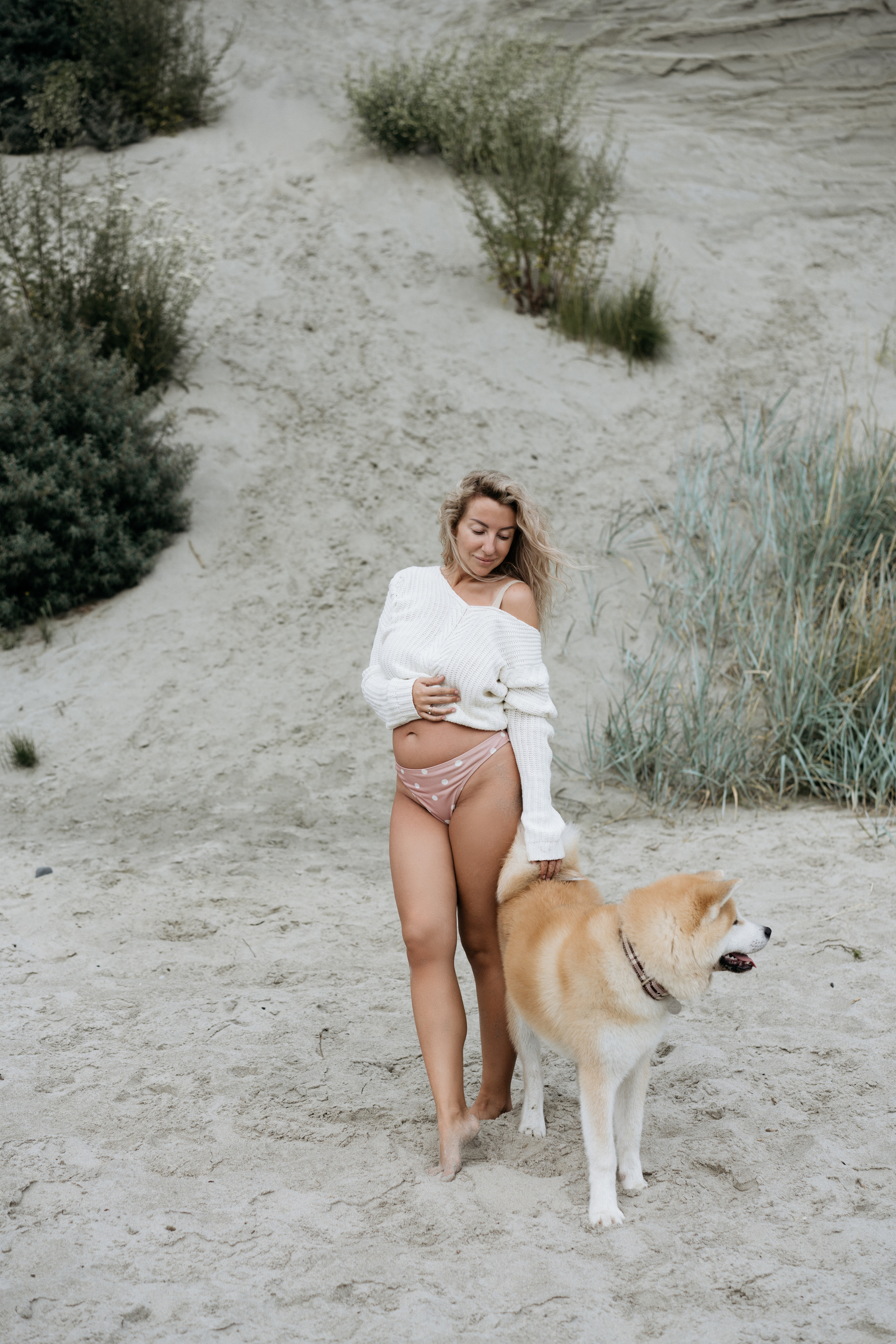 Фотосессия в ожидании, с акитой на берегу моря. Свадебный и семейный фотограф в Калининграде Анастасия Гриценко
