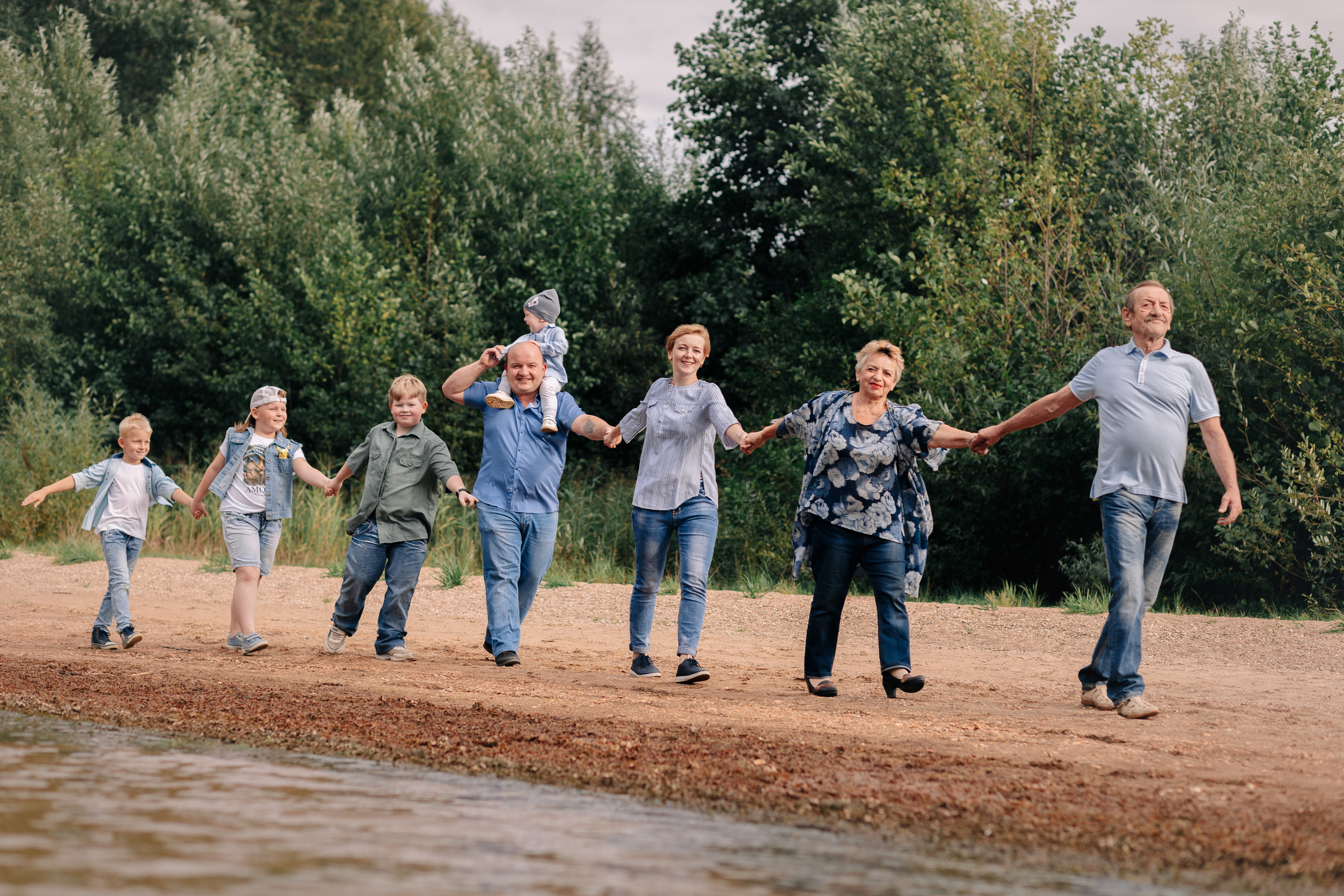 Семейная фотосессия на природе. Детский и семейный фотограф Эльвира Воронина Удомля Тверь