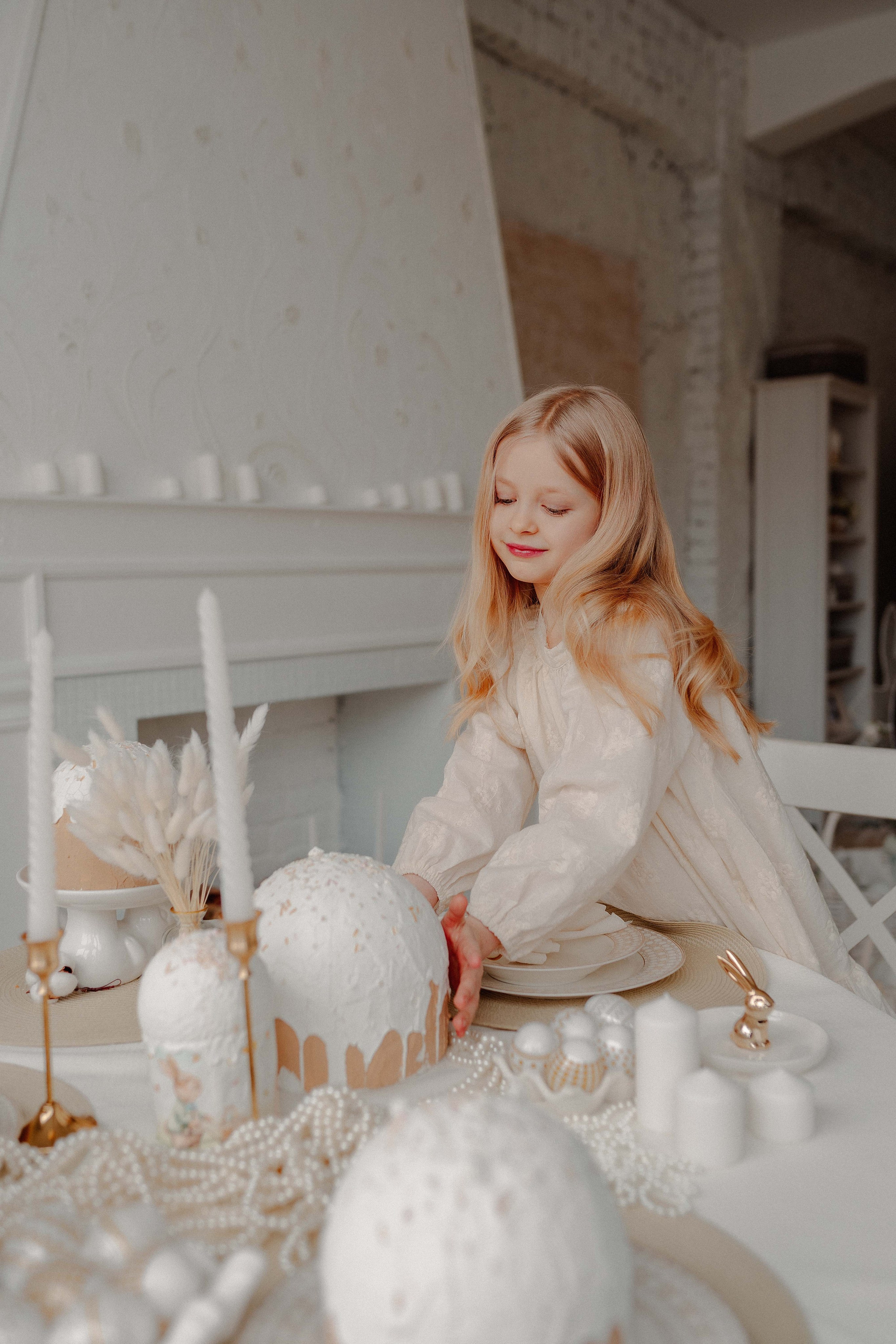 Семейный фотограф спб, фотосессия с зайчатами, фотография ребенка в пасхальном интерьере, фотограф санкт-петербург, детская фотосессия, белый интерьер, пасха, пасхальные яйца, девочка в белом платье, фотосессия с кроликом, куличи, пасха, пасхальное убранство, пасхальный стол