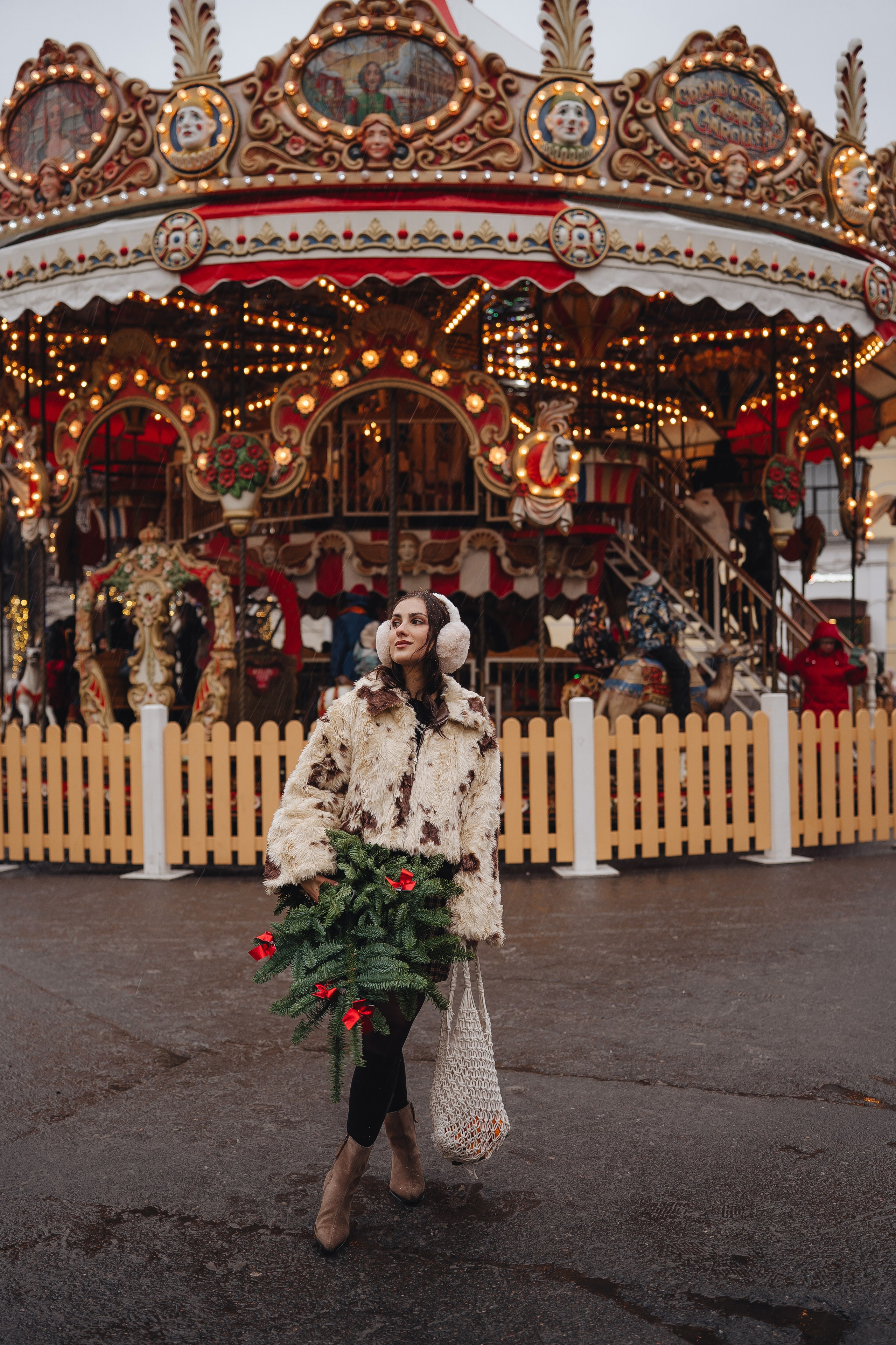 ПРОГУЛКА НА МАНЕЖНОЙ ПЛОЩАДИ ДЛЯ ДЕВУШКИ ПЕРЕД НОВЫМ ГОДОМ (НОВОГОДНЯЯ ФОТОСЕССИИЯ НА МАНЕЖНОЙ ПЛОЩАДИ). Профессиональный фотограф, Санкт-Петербург — Виктория Богомолова