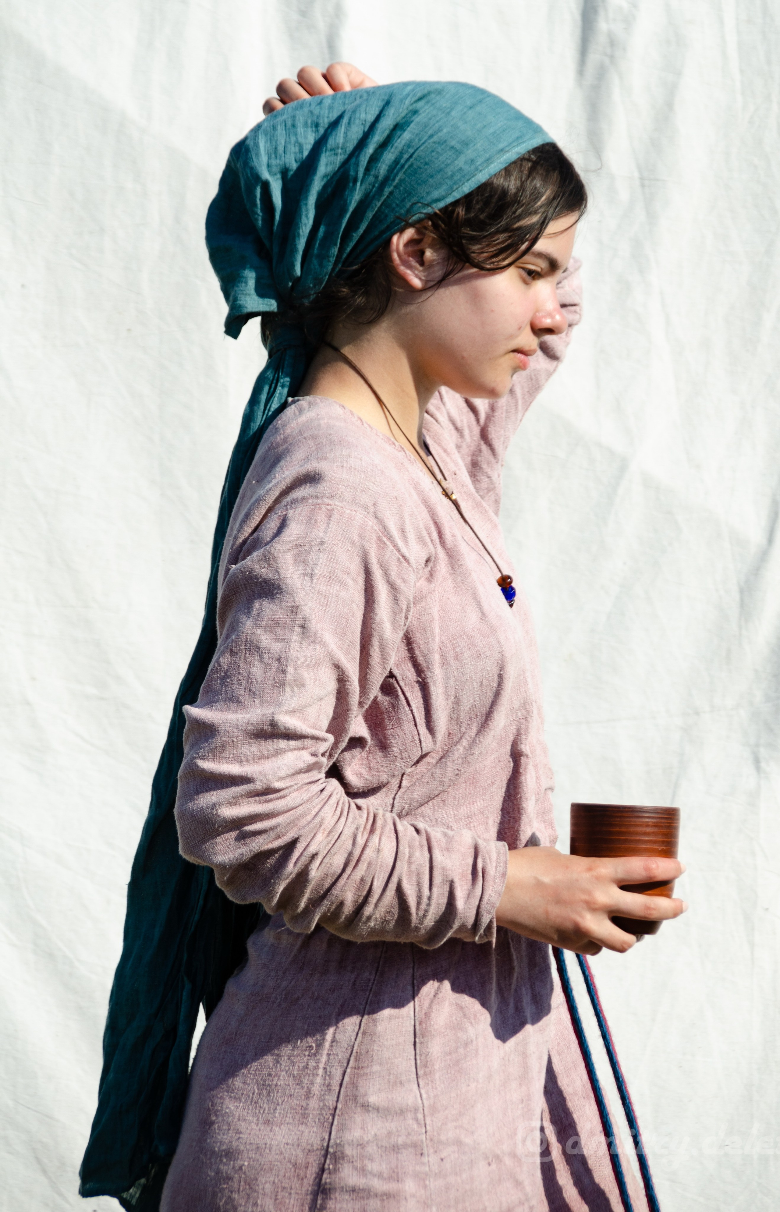 девушка в образе крестьянки на фестивале былинный берег портрет на светлом фоне