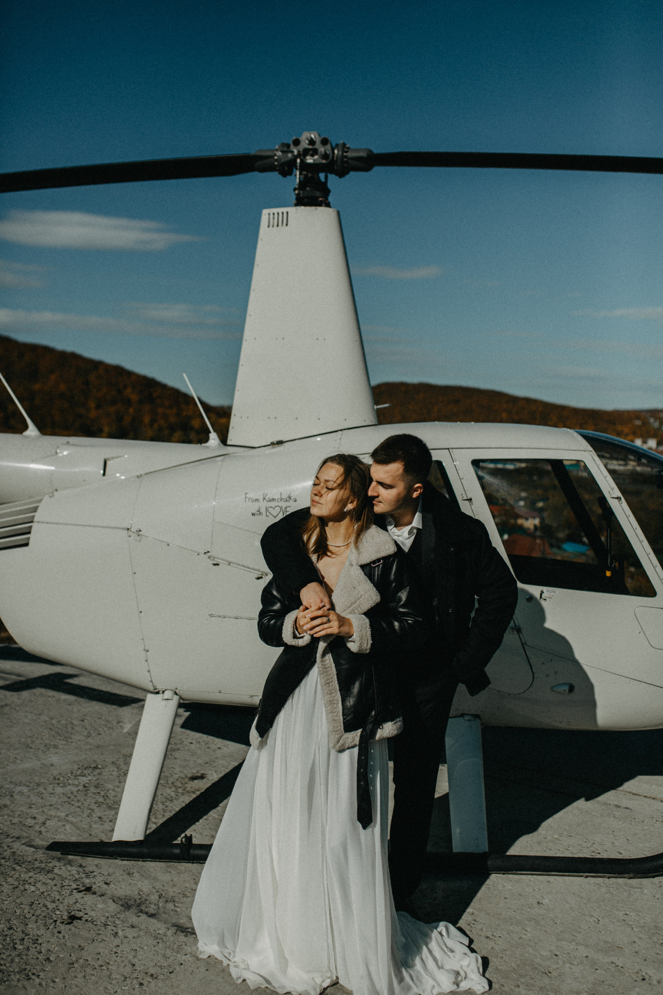 Вертолетный полет Бухта Жировая. Свадебное фото и видео на Камчатке. Туристические маршруты