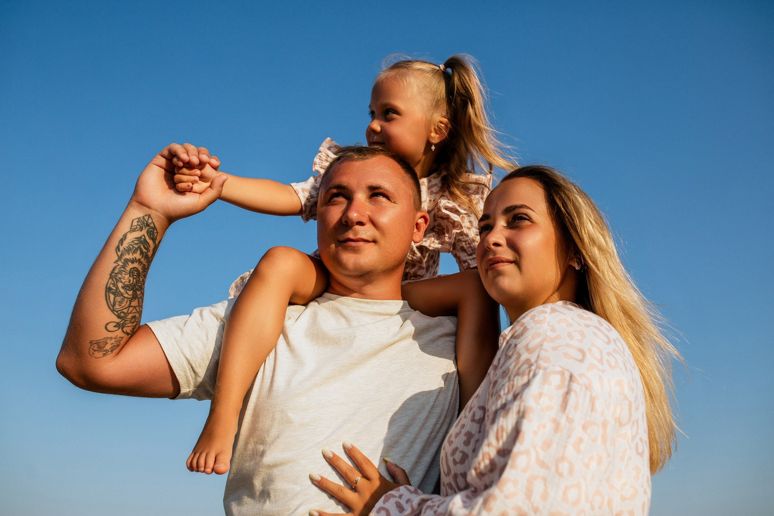 Семейный портрет на фоне голубого неба.