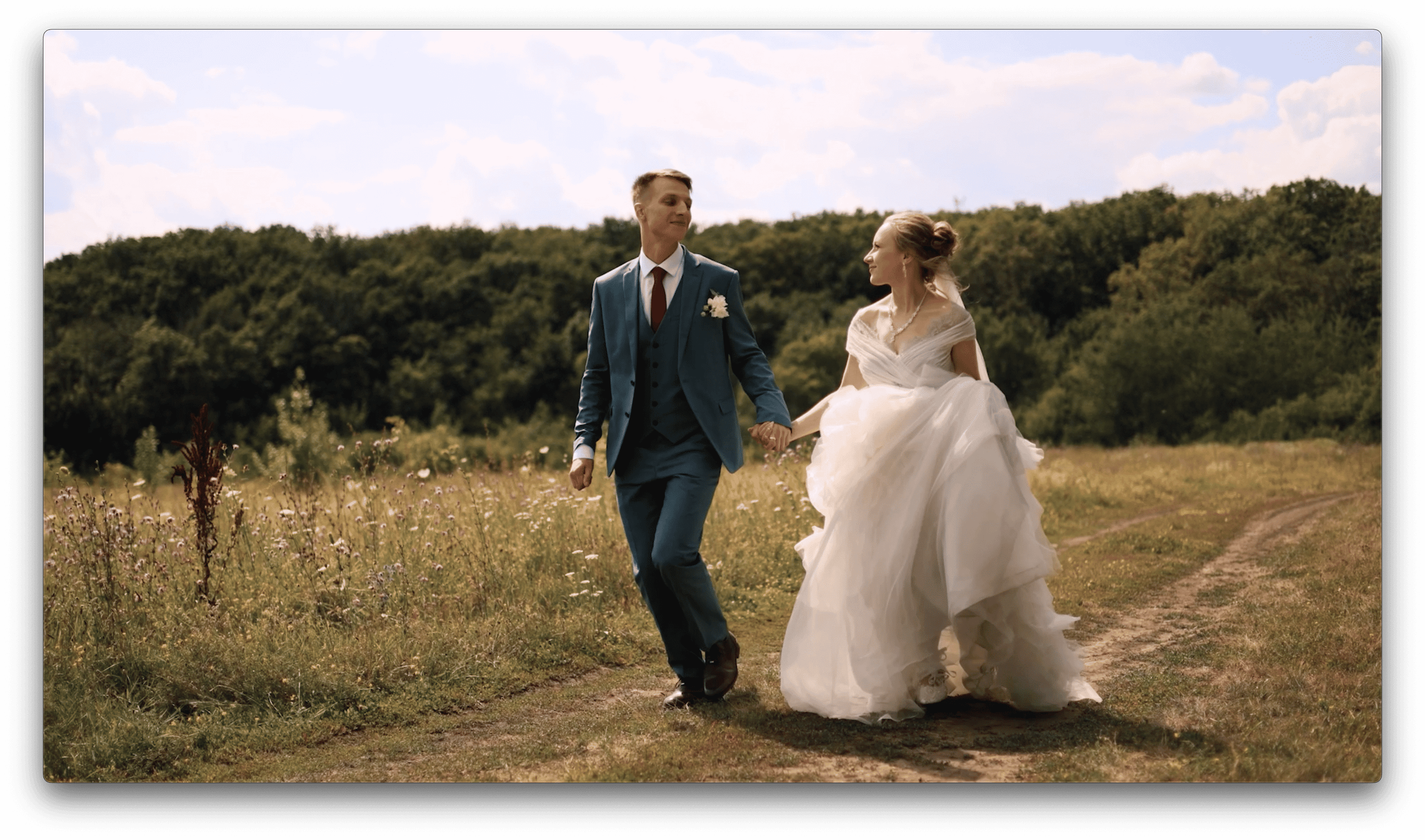 Жених и невеста снимаются в красивом поле