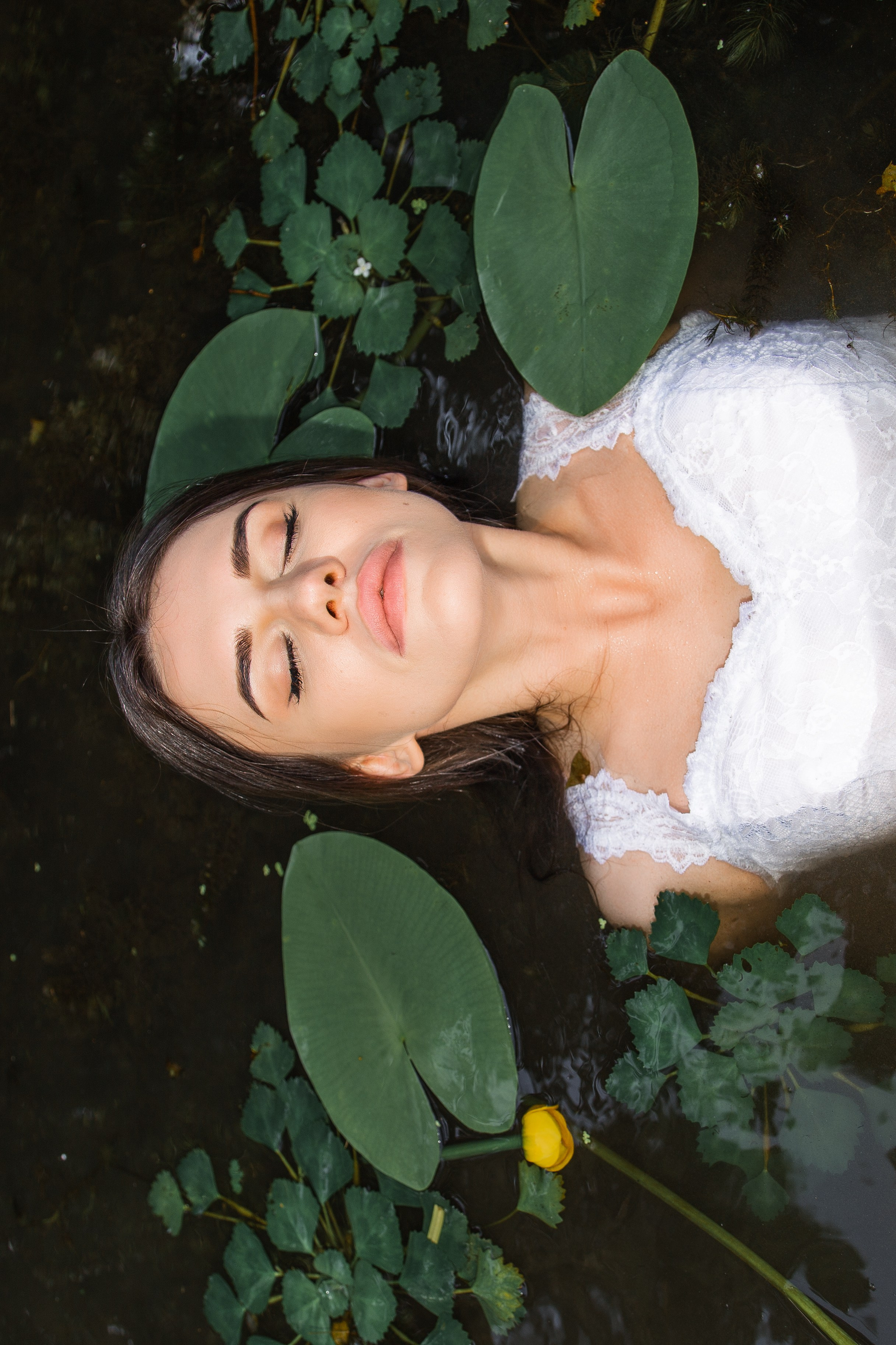 Фотосессия в кувшинках — женский портрет на озере | Анна Татаурова, Москва. Фотограф Анна Татаурова | Авторская фотосъемка в Москве