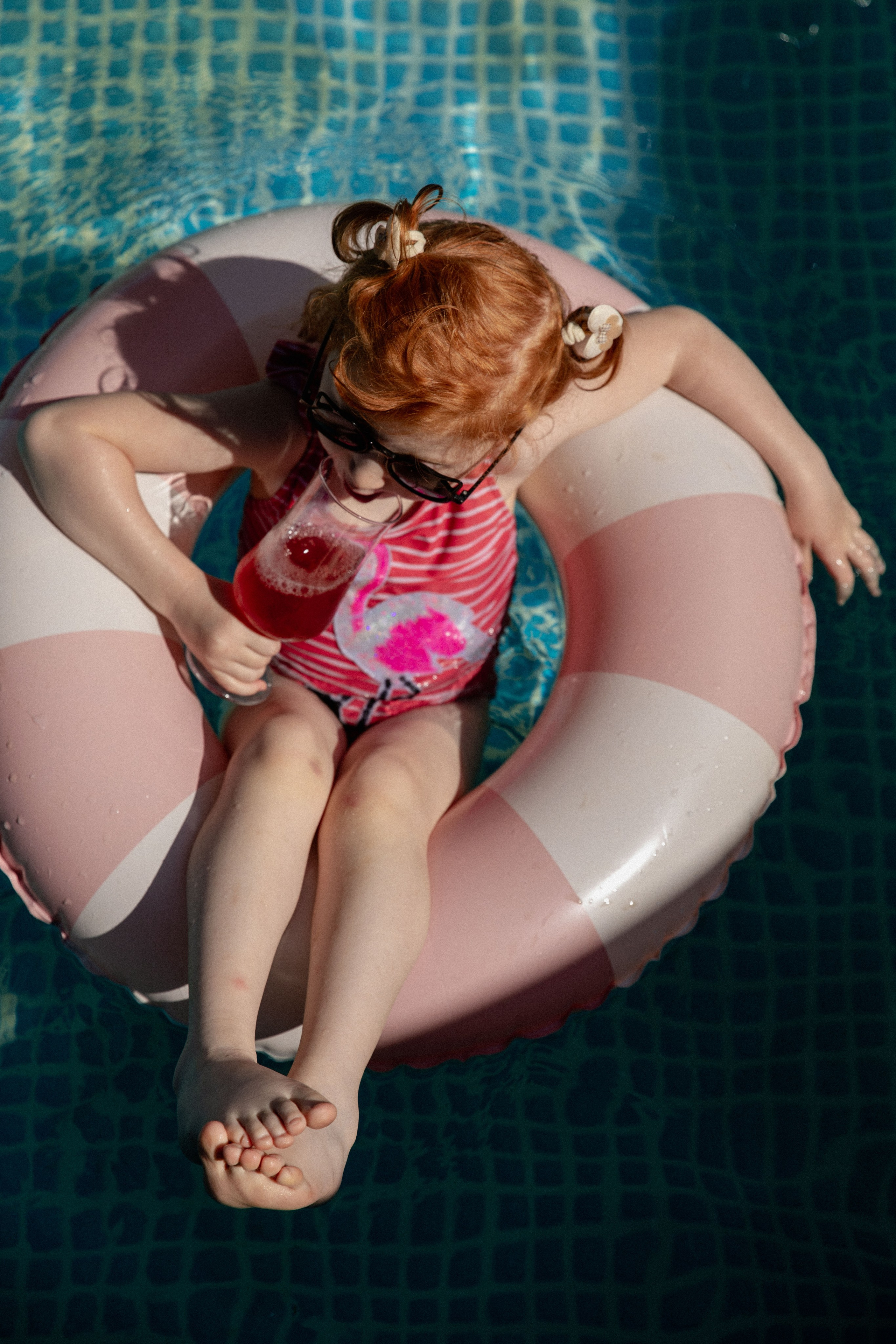 Летняя съемка девочки в саду, в бессейне, с шезлонгом, зонтиком и сахарной ватой. Фотограф новорожденных, детский фотограф  Москва.Семейная съемка Москва. Семенова Анна