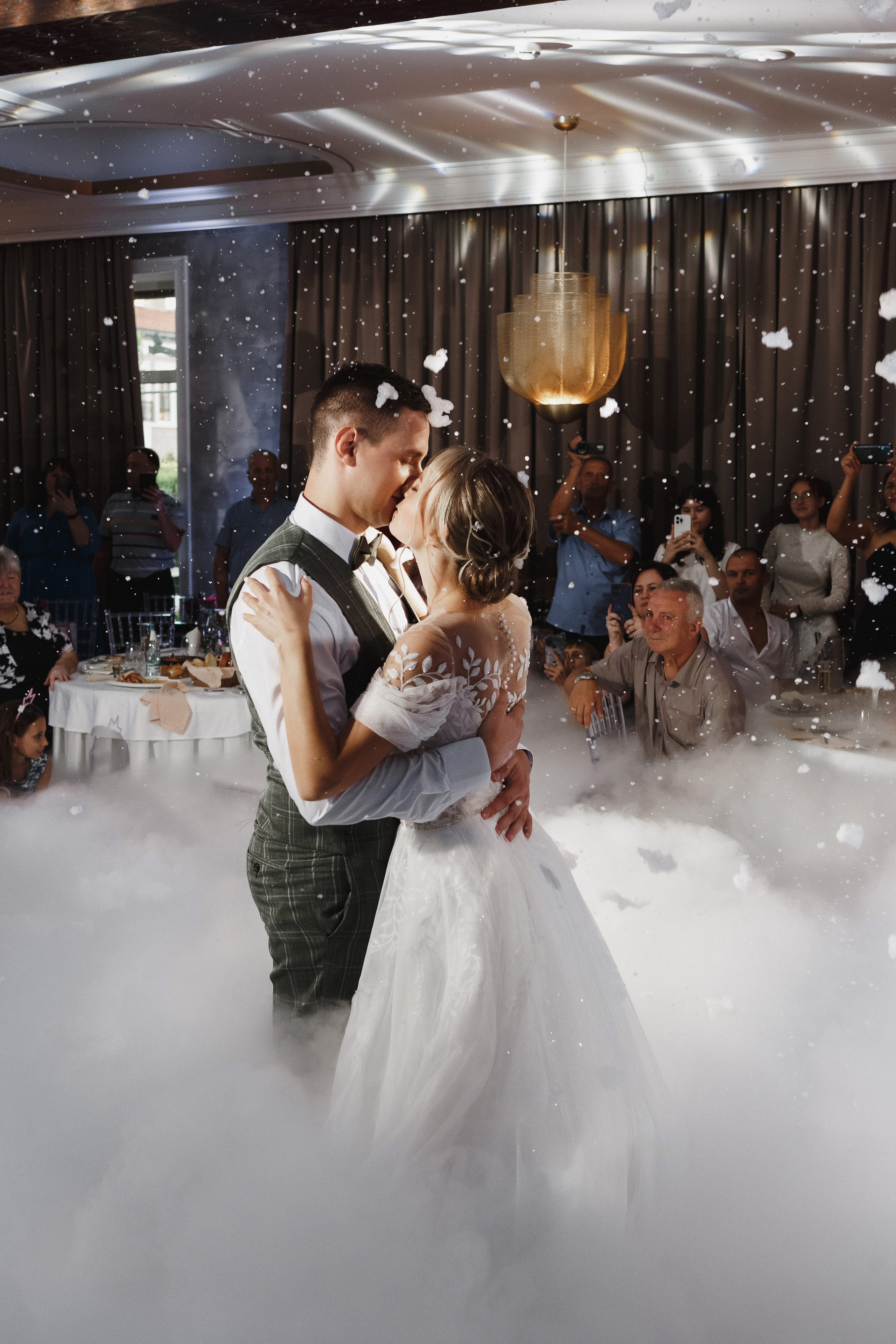 Виктор и Анастасия целуются на выездной регистрации свадьбы в Голден Хорс, Таганрог: момент счастья и любви в их особенный день.