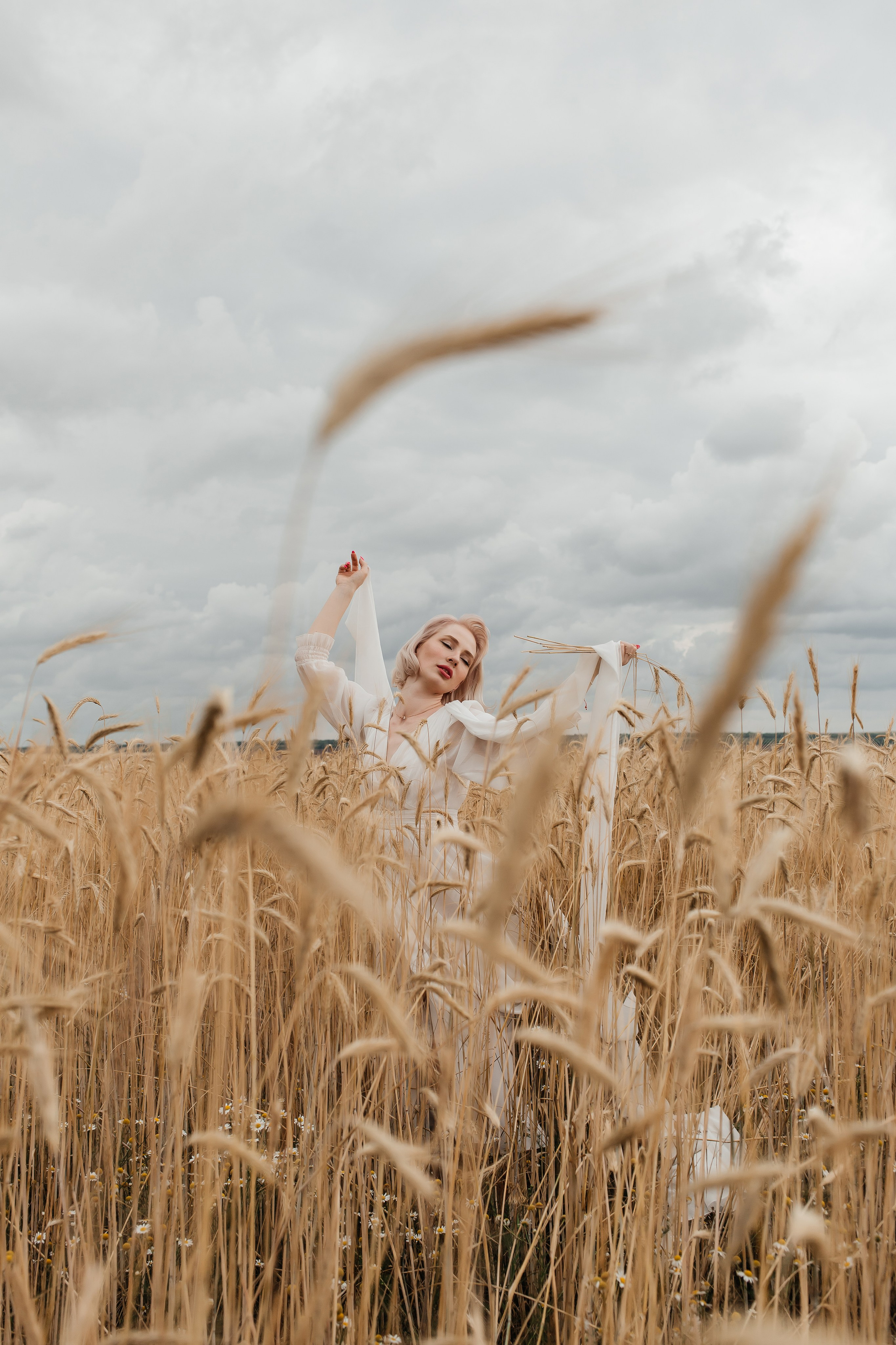 Александра фотосессия в поле. Женский фотограф в Оренбурге Ирина Заводчикова