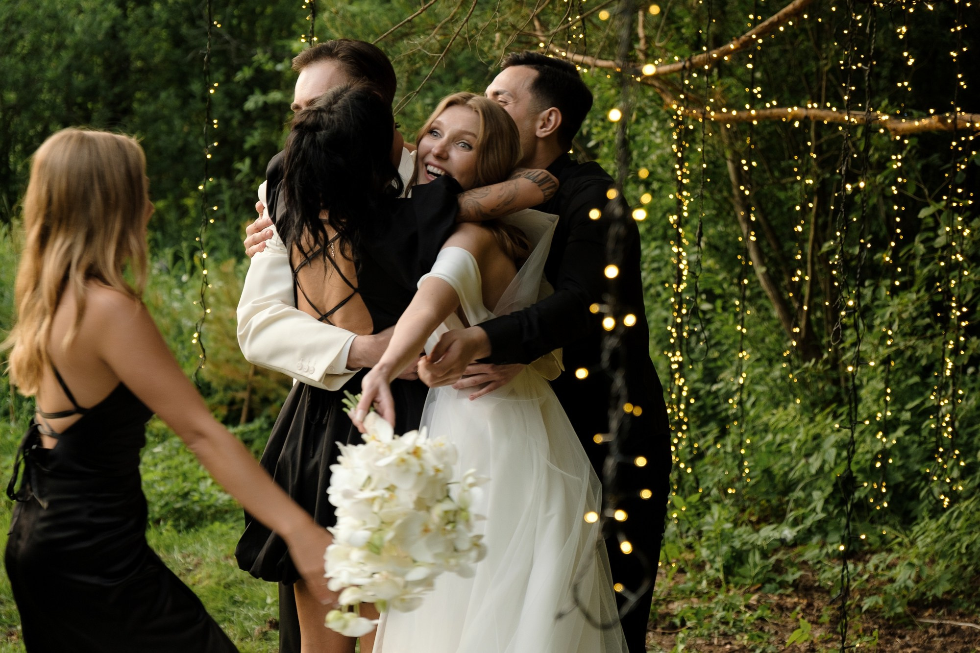 Черно-белая свадьба с вечерней церемонией под деревом. Свадебный фотограф Элли Федосеева