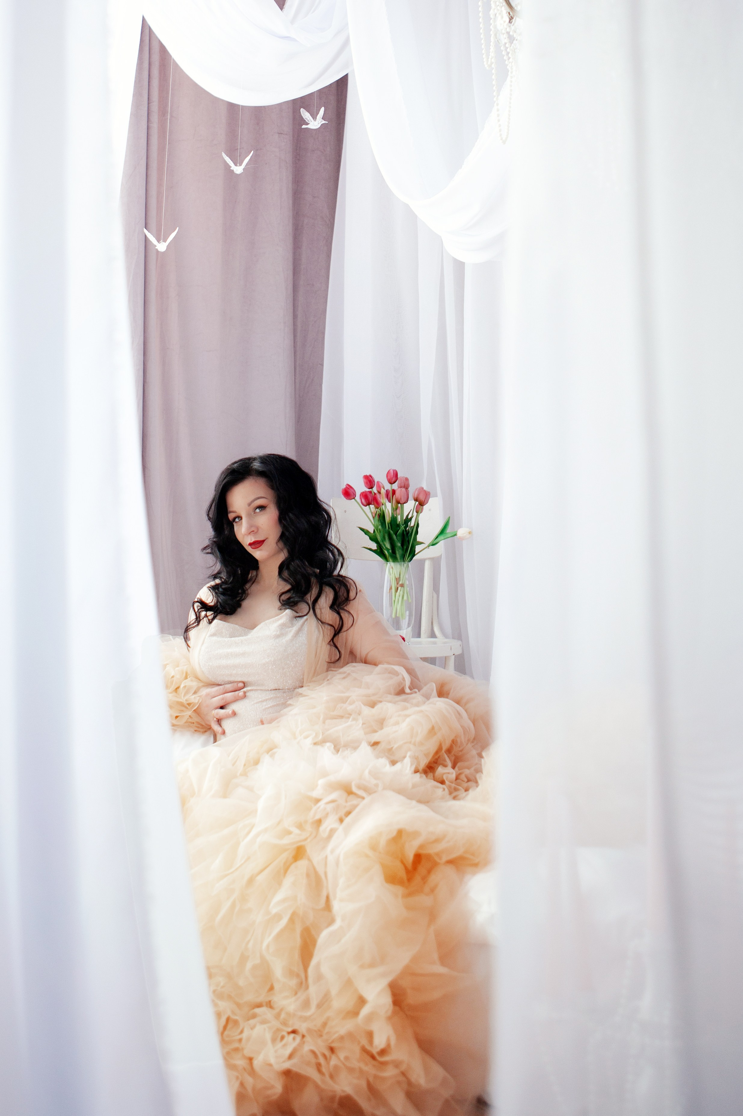 Нежный образ беременной женщины. Будуарная весенняя съёмка