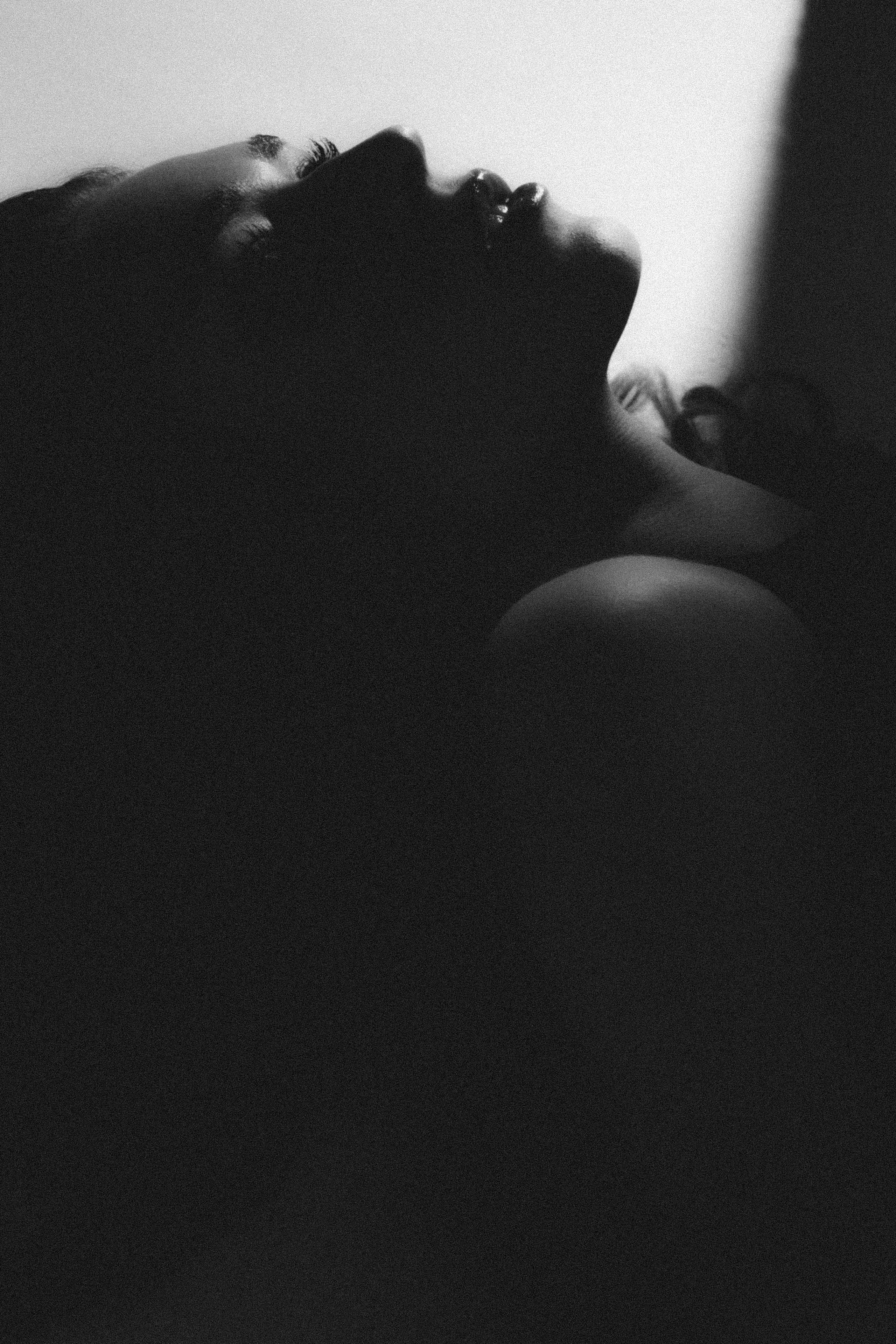 черно-белый женский портрет с драматическим светом