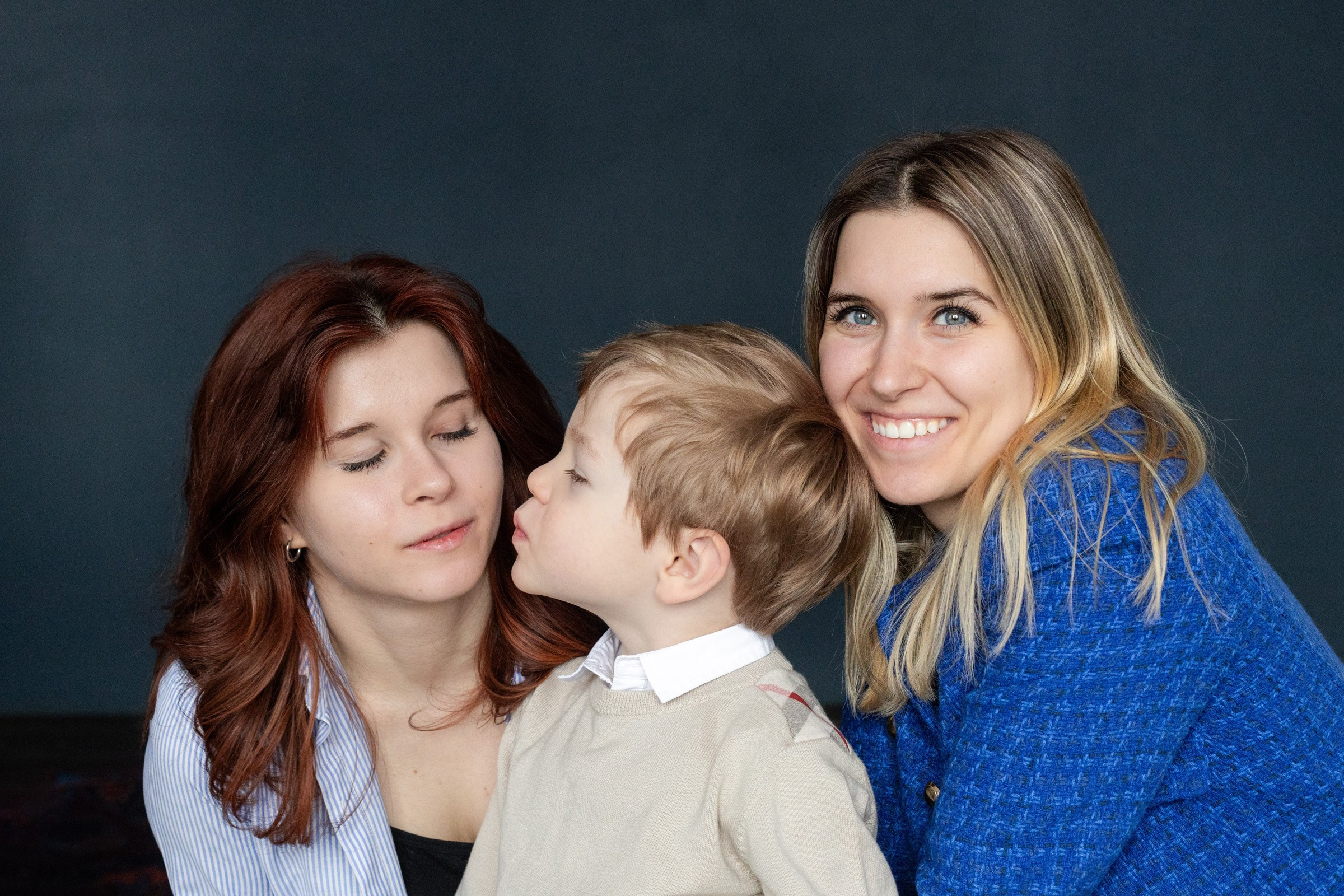 Дружная семья, студия. Семьи, портреты, школьные съемки. Фотограф Лагутина Елена. Москва