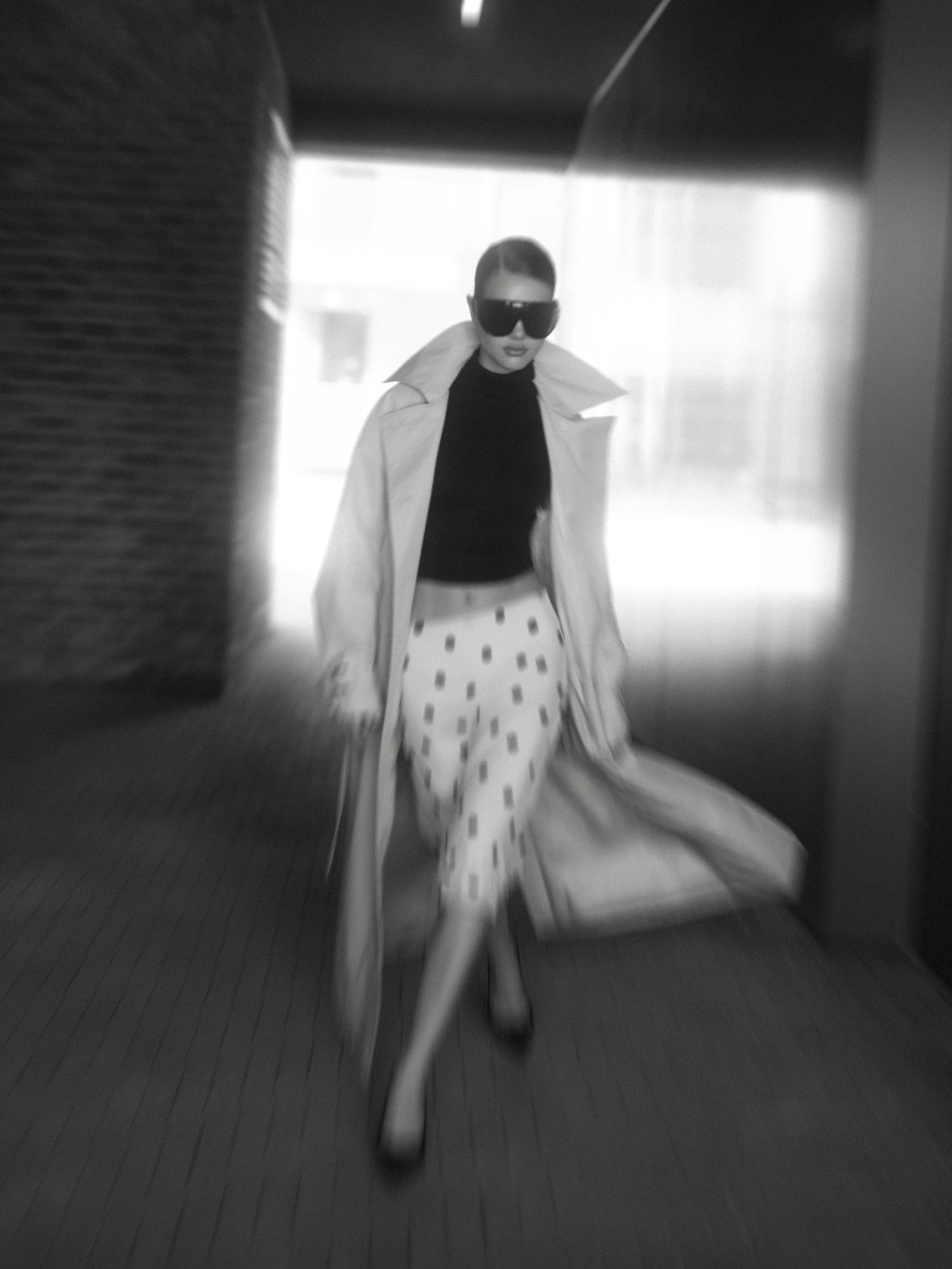 уличная фотография девушки в Казани, модель Софи в движении