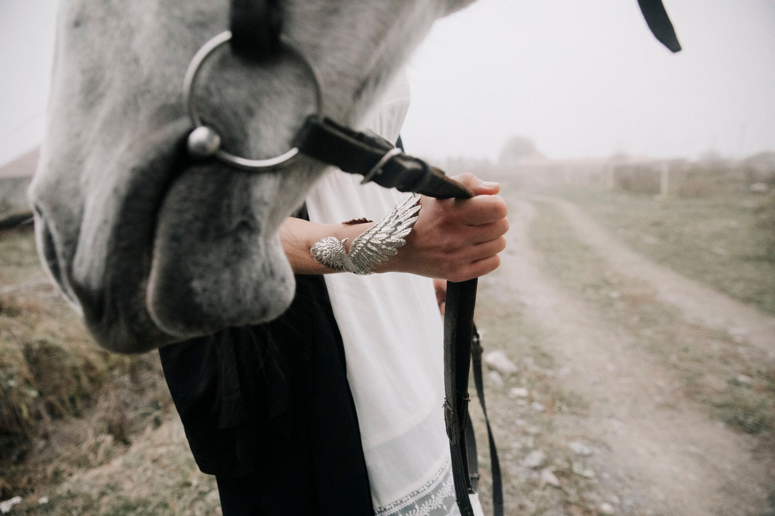 Осенняя фотосессия с белой лошадью в пасмурную погоду в Северной Осетии в горах, фотосессия с лошадью, фотосессия на конюшне, фотосессия в горах, фотосессия в горах с лошадью, фотосессия в одежде ковбоя,  фотосессия в Осетии, фотосессия в Даргавсе, Даргавс