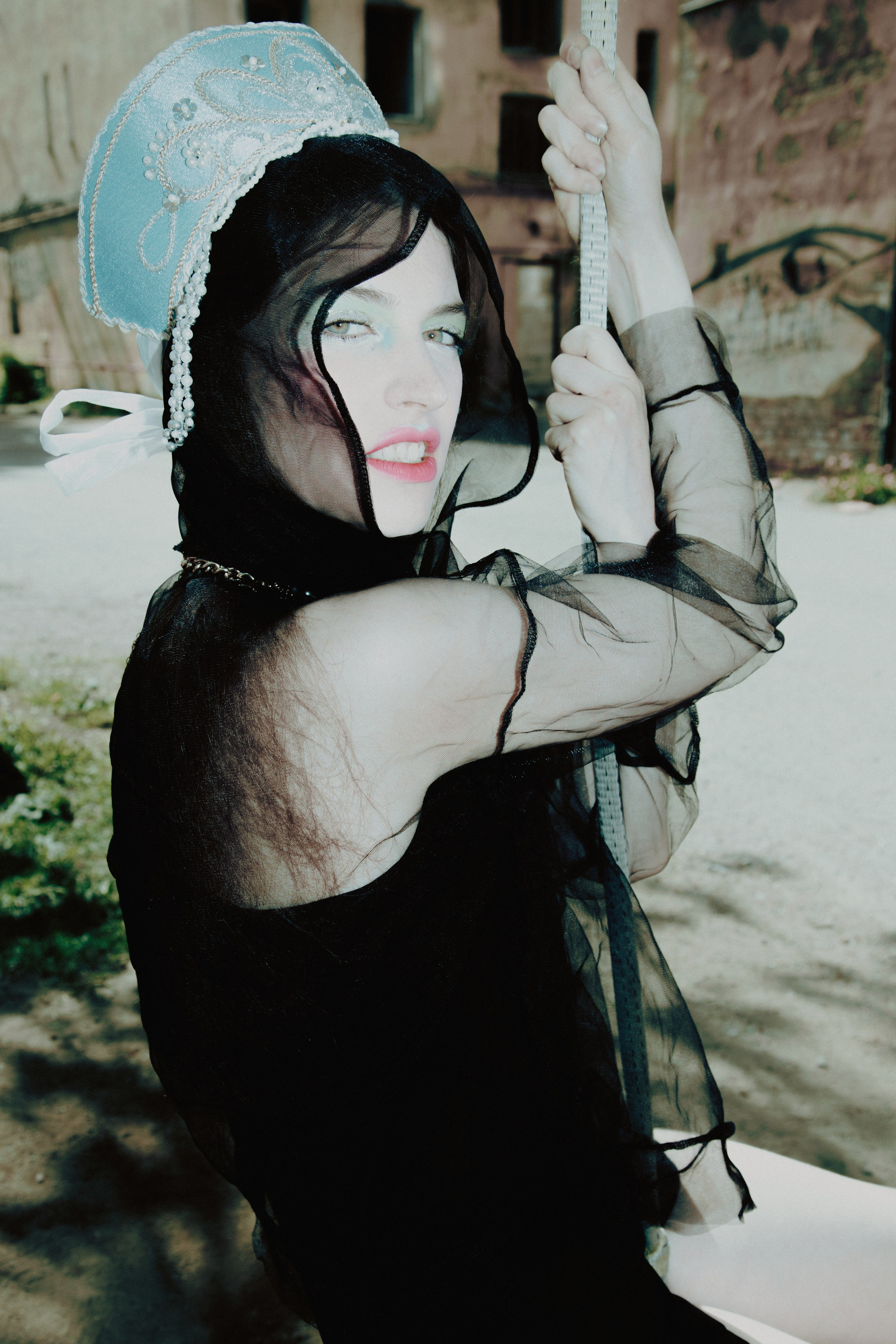 Кокошник в заброшках. Креатор Ольга Яш