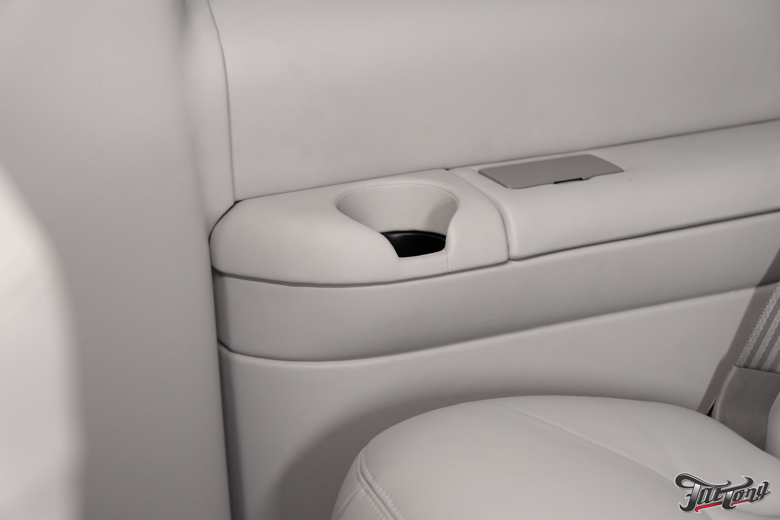 Chevrolet Tahoe I ремонт по кузову и окрас, пошив салона. DeLorein