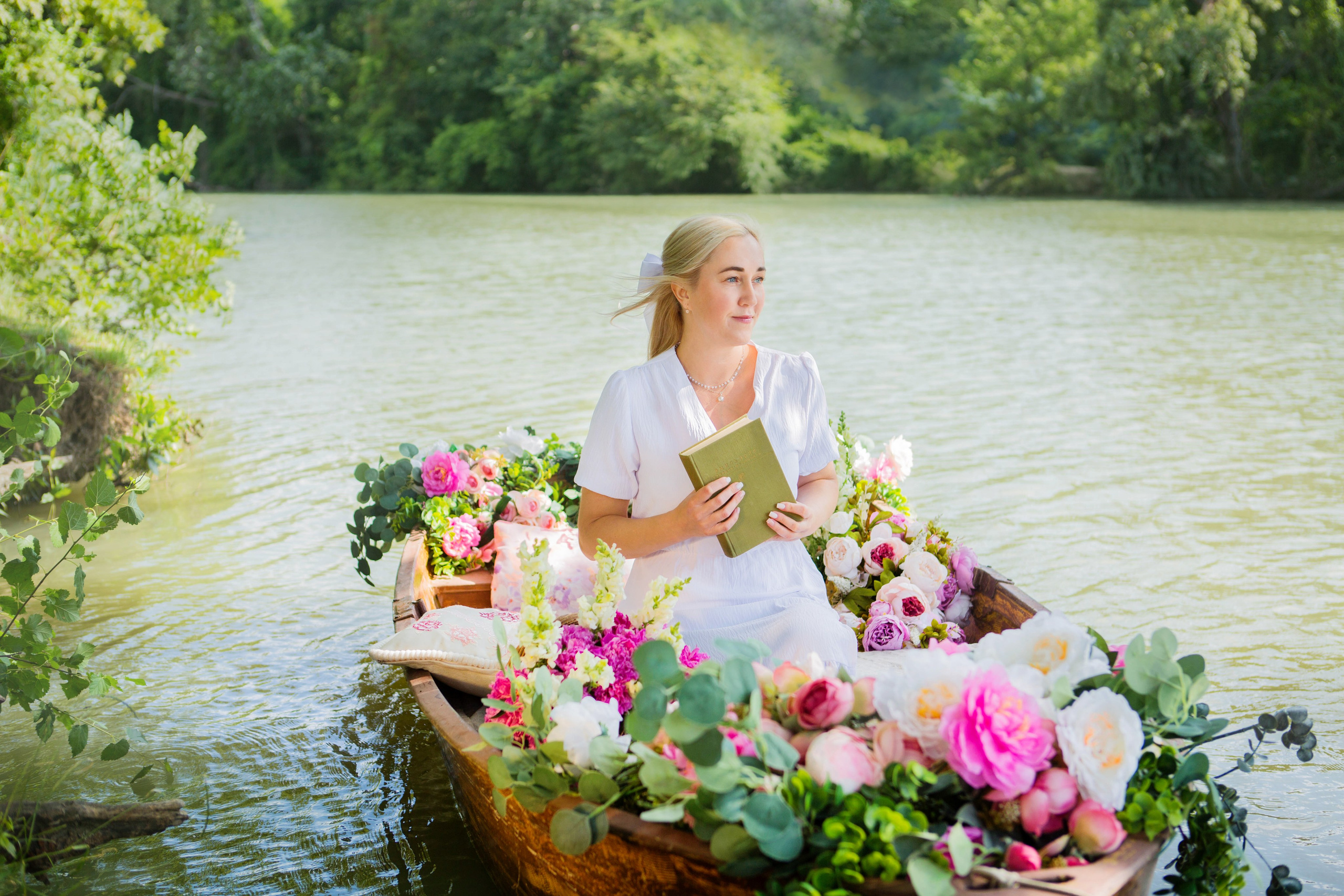 Лодка с пионами. Свадебный семейный и детский фотограф в Краснодаре Карина Федоровская