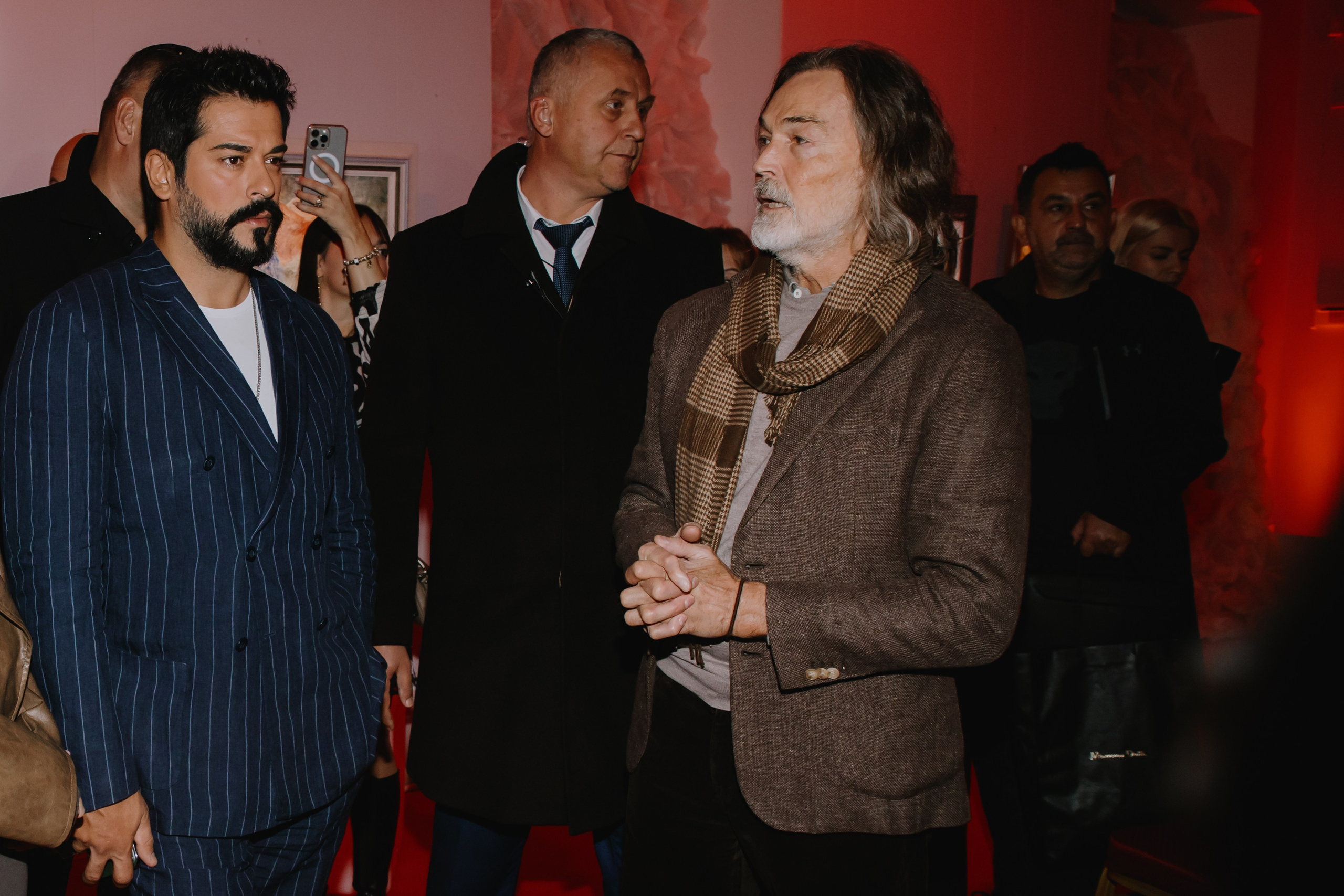 Бурак Озчивит посетил выставку Никаса Сафронова. Фотограф в Москве и Санкт-Петербурге Дарина