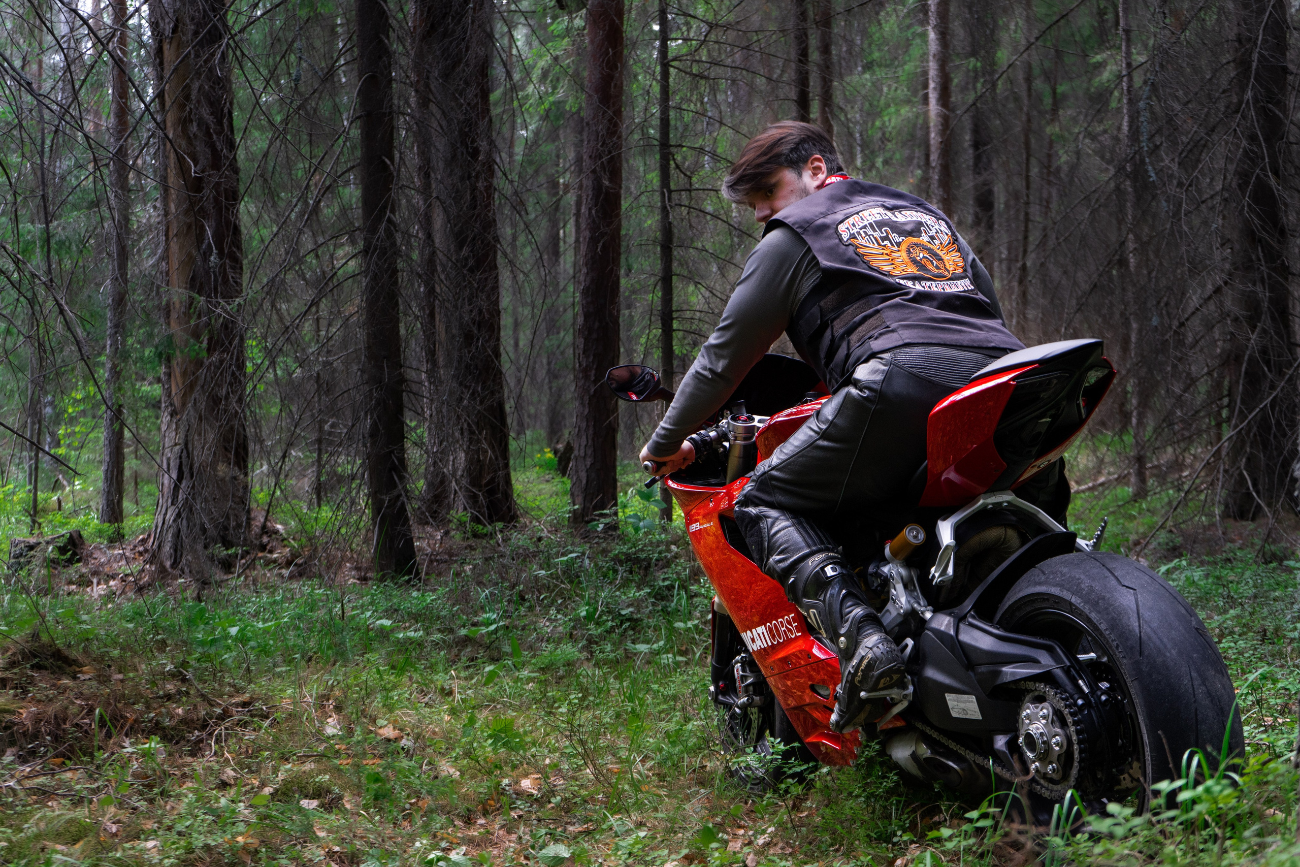 Мужская фотосессия в лесу на Корсе. Фотограф Екатеринбург Кокшарова Александра