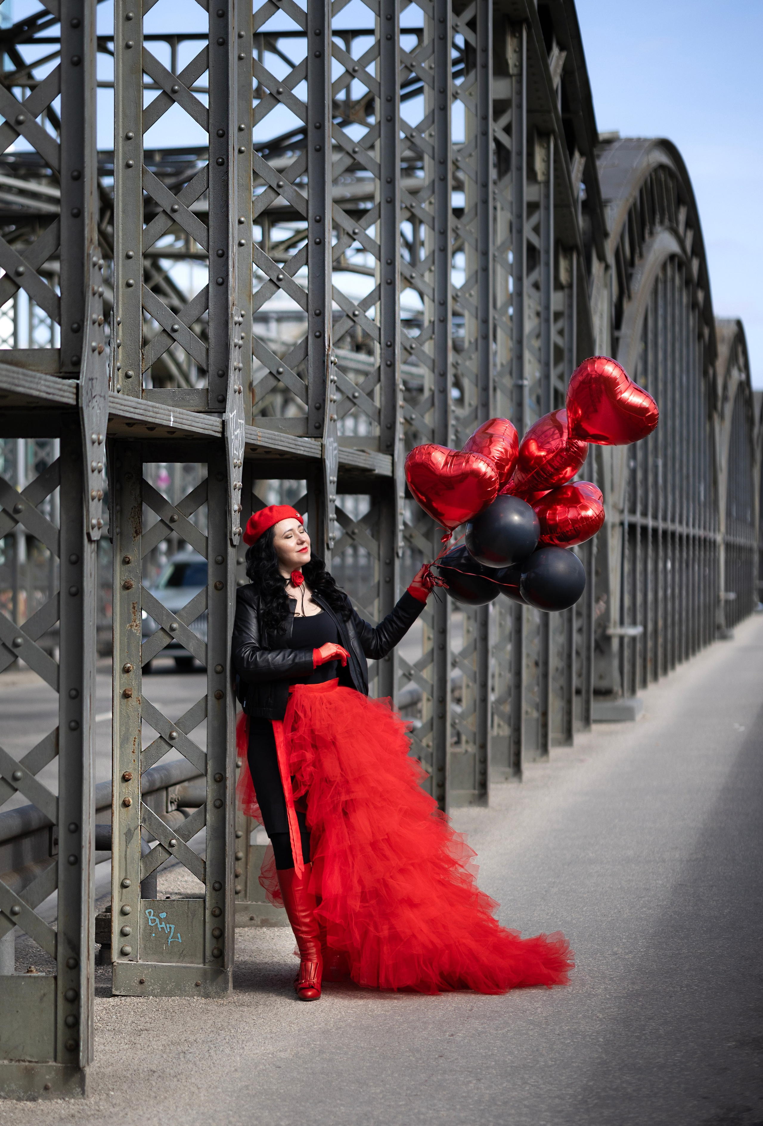 Balloons and red skirt. Photographer in Munich
