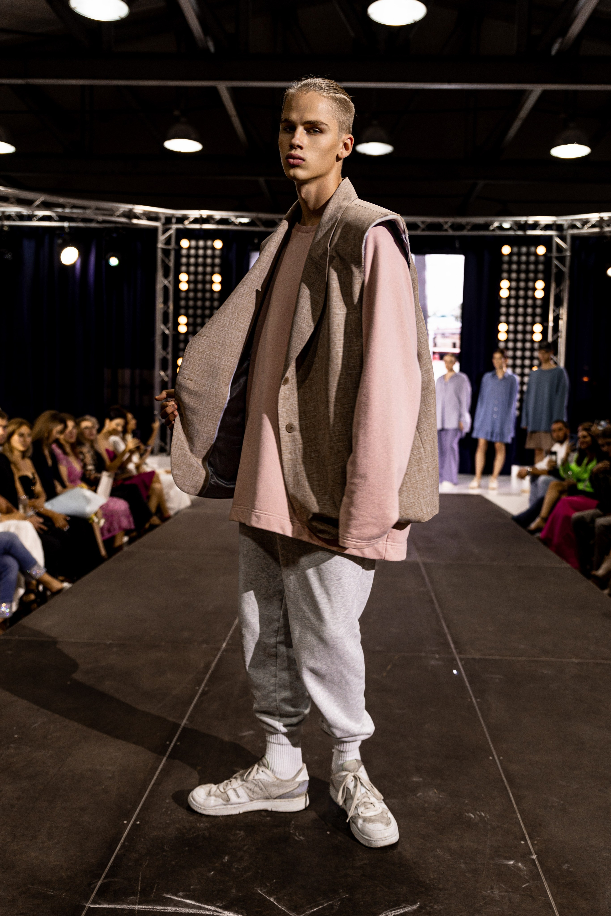 Модное шоу «Fashion V»