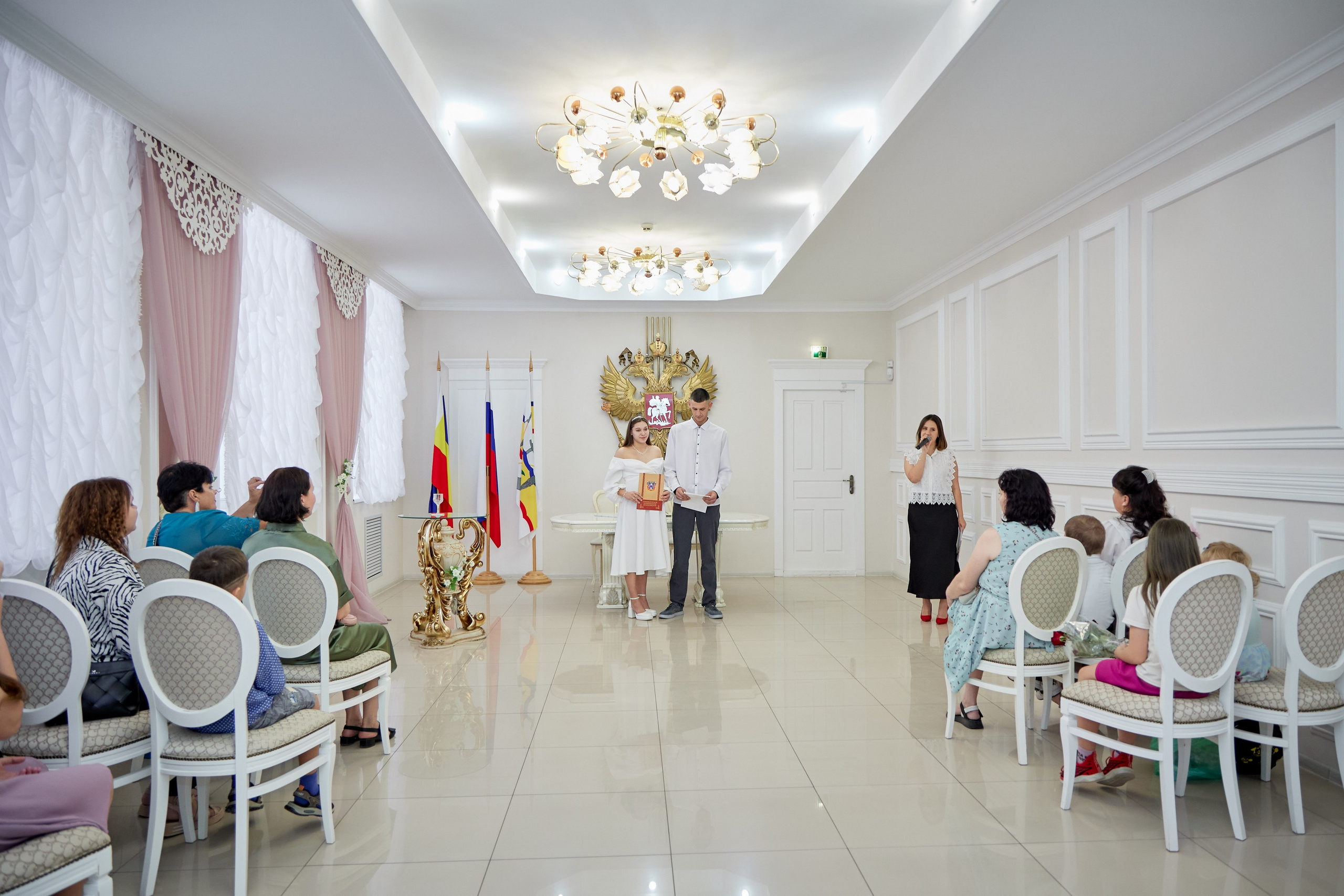 Фотосъемка в ЗАГСе, прогулка молодых, банкет