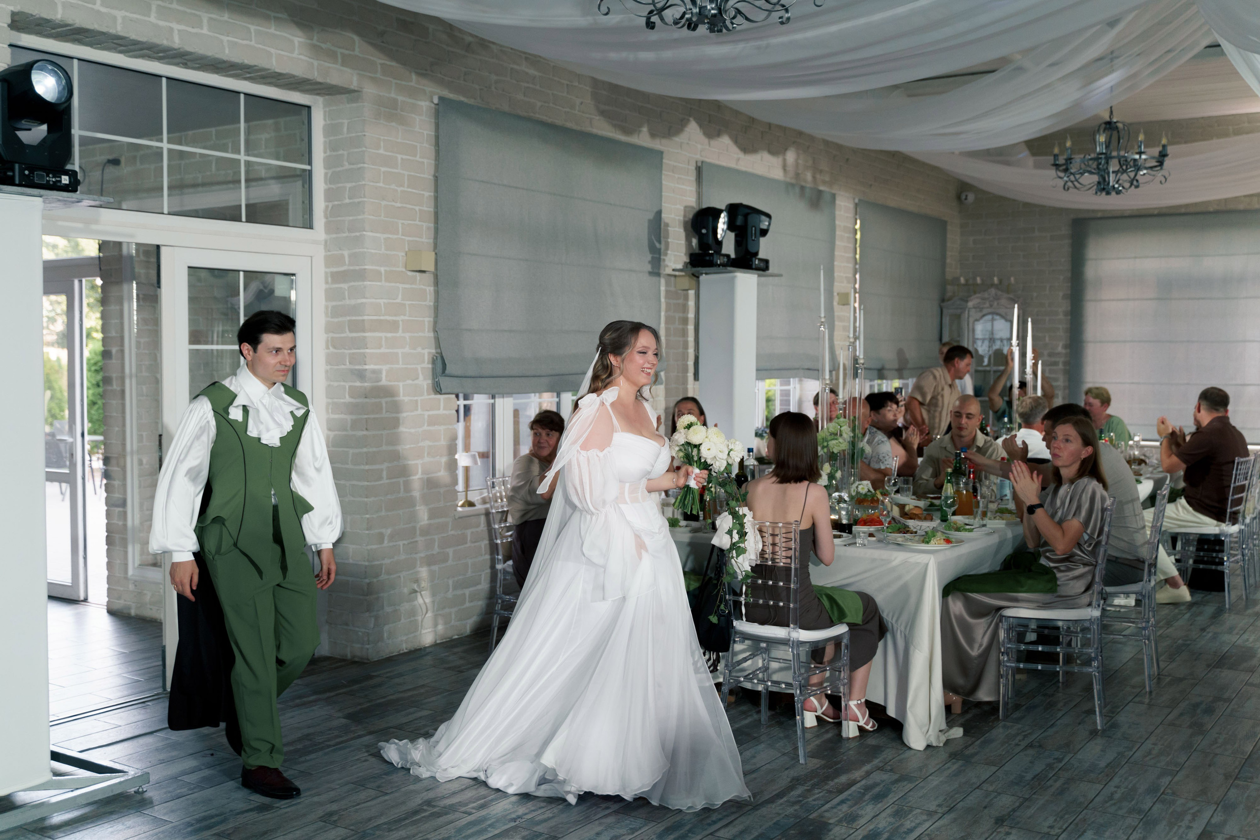 фотосессия свадебного банкета выход жениха и невесты