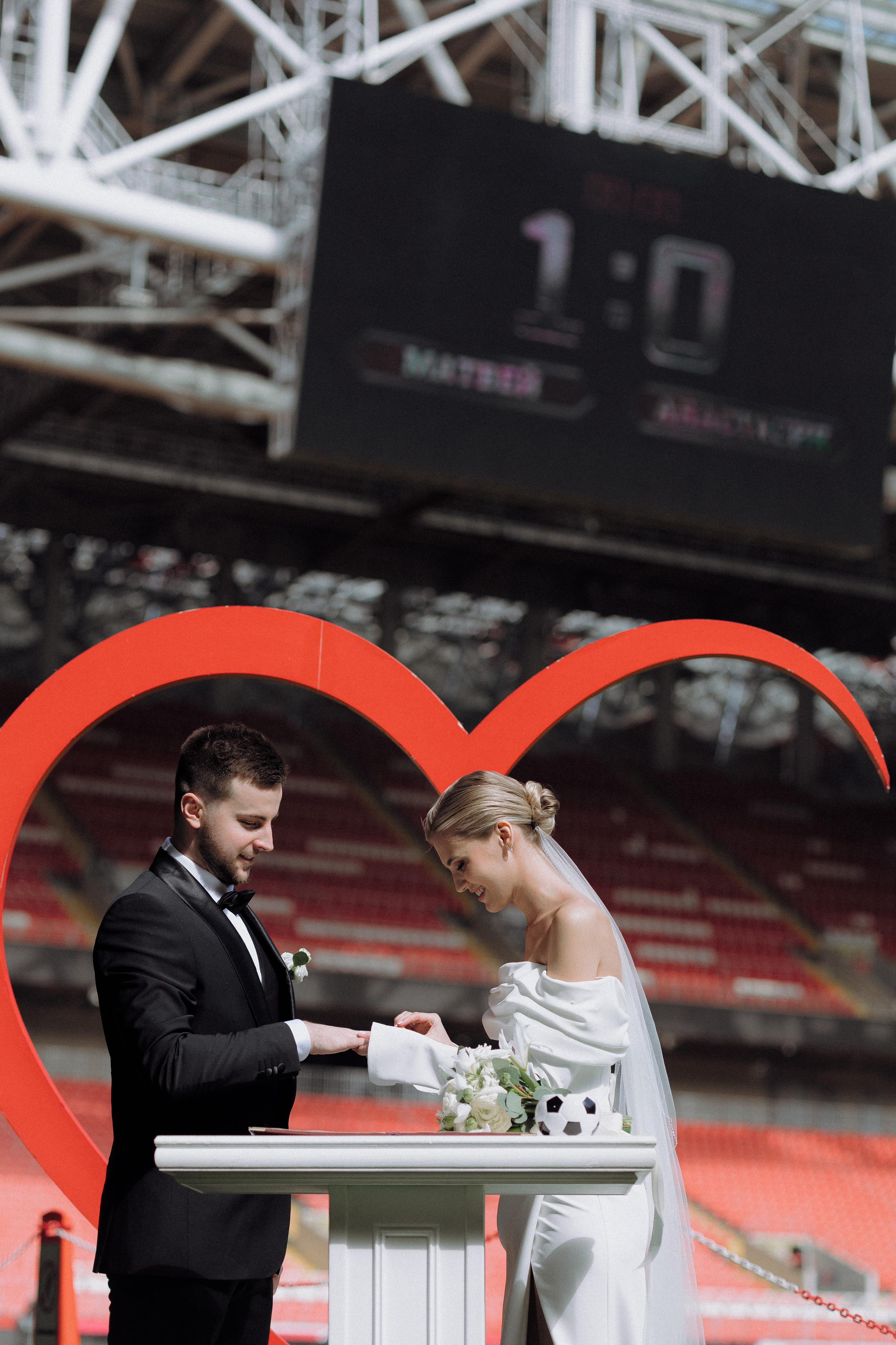 Свадебная фотосессия на стадионе Спартак. Свадебный фотограф в Москве. свадебная фотосессия Москва. Фотограф в Москве Валерия Рожкова