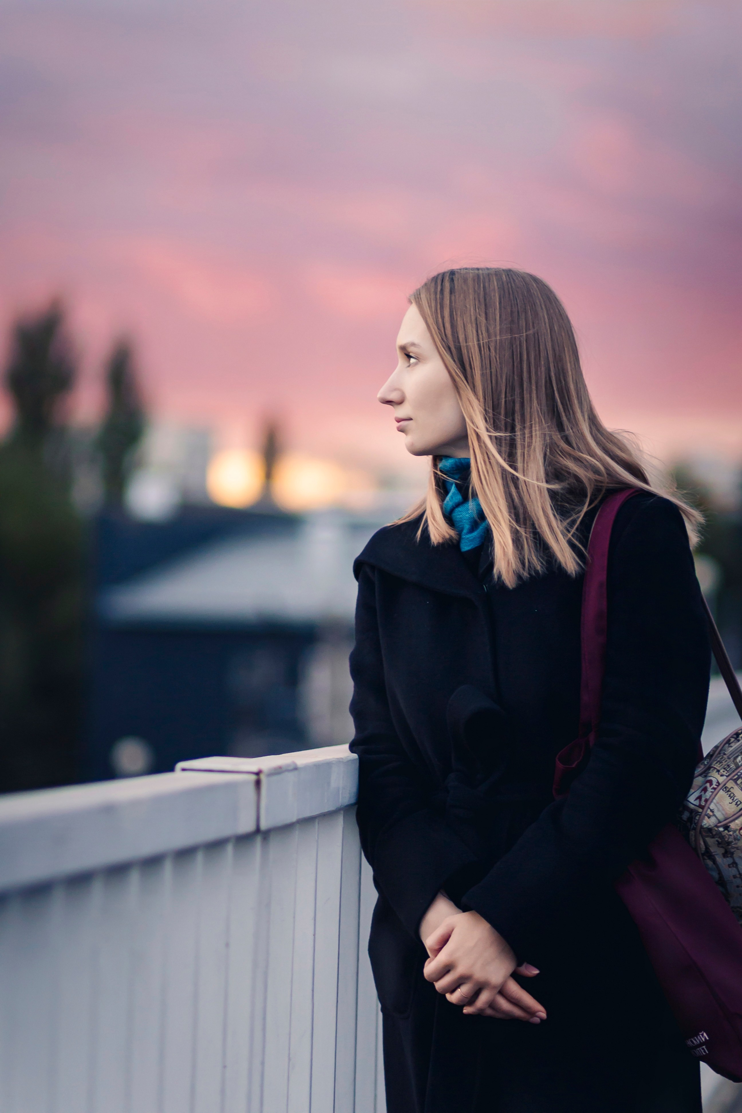 Девушка прогуливается по городу 