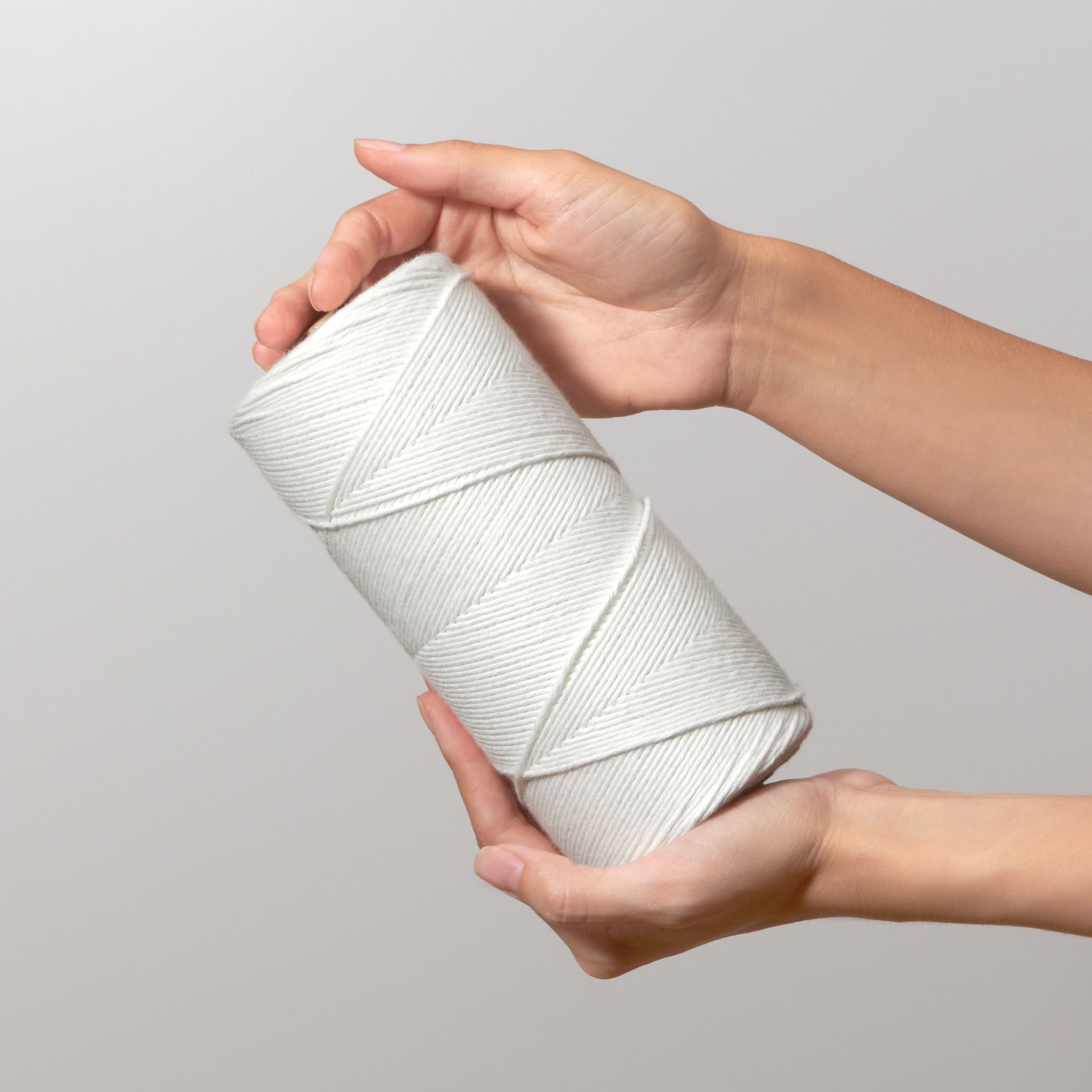 Имиджевая съёмка товара для маркетплейсов, фотосъёмка товара в руках модели, модельная съёмка товара для озон, рекламная съёмка товара, фото ниток кулинарных, предметный фотограф СПб, фотограф для маркетплейсов в СПб, фотограф для каталога СПб