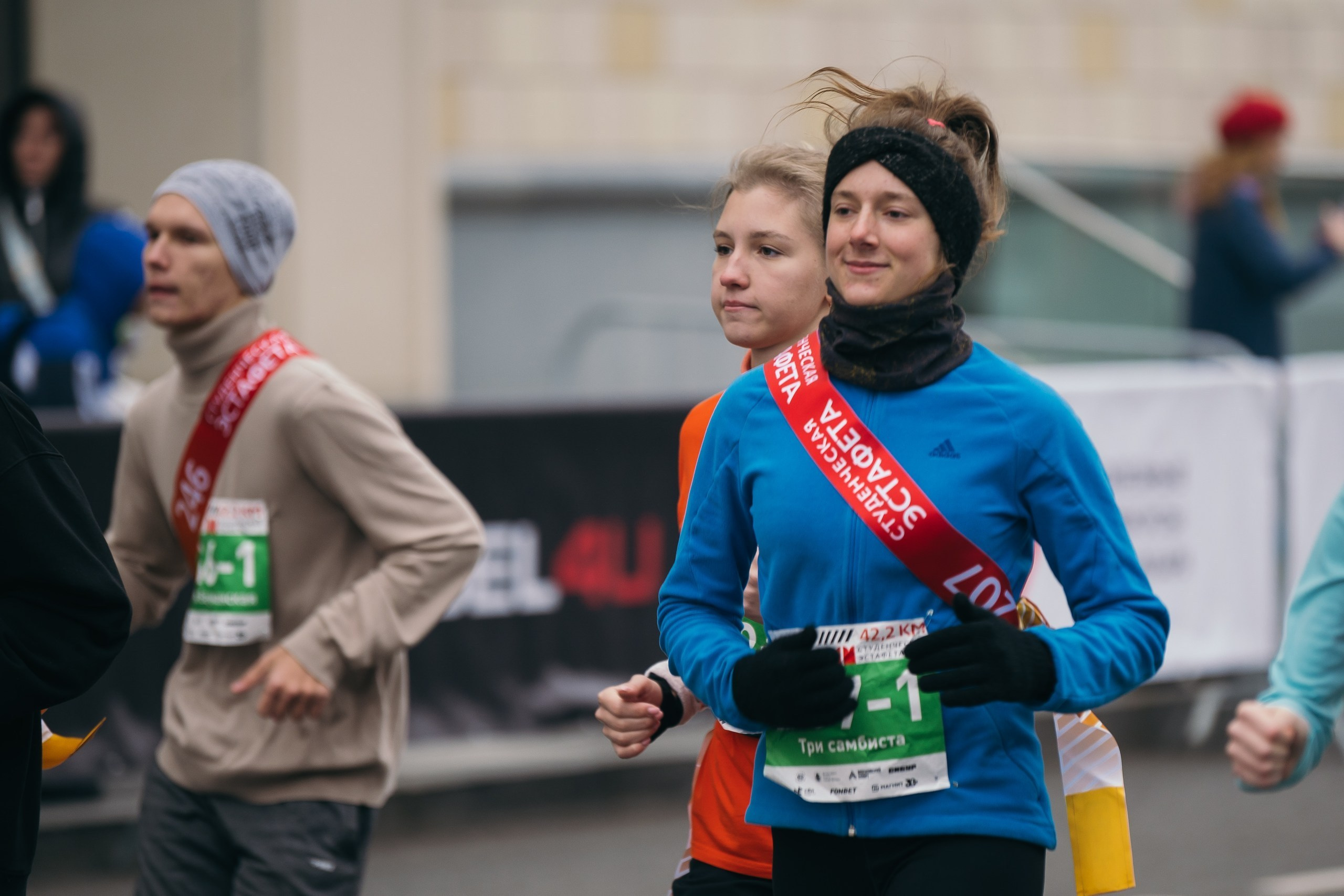 Спортивный фотограф Москва — Московский марафон, бегунья на дистанции