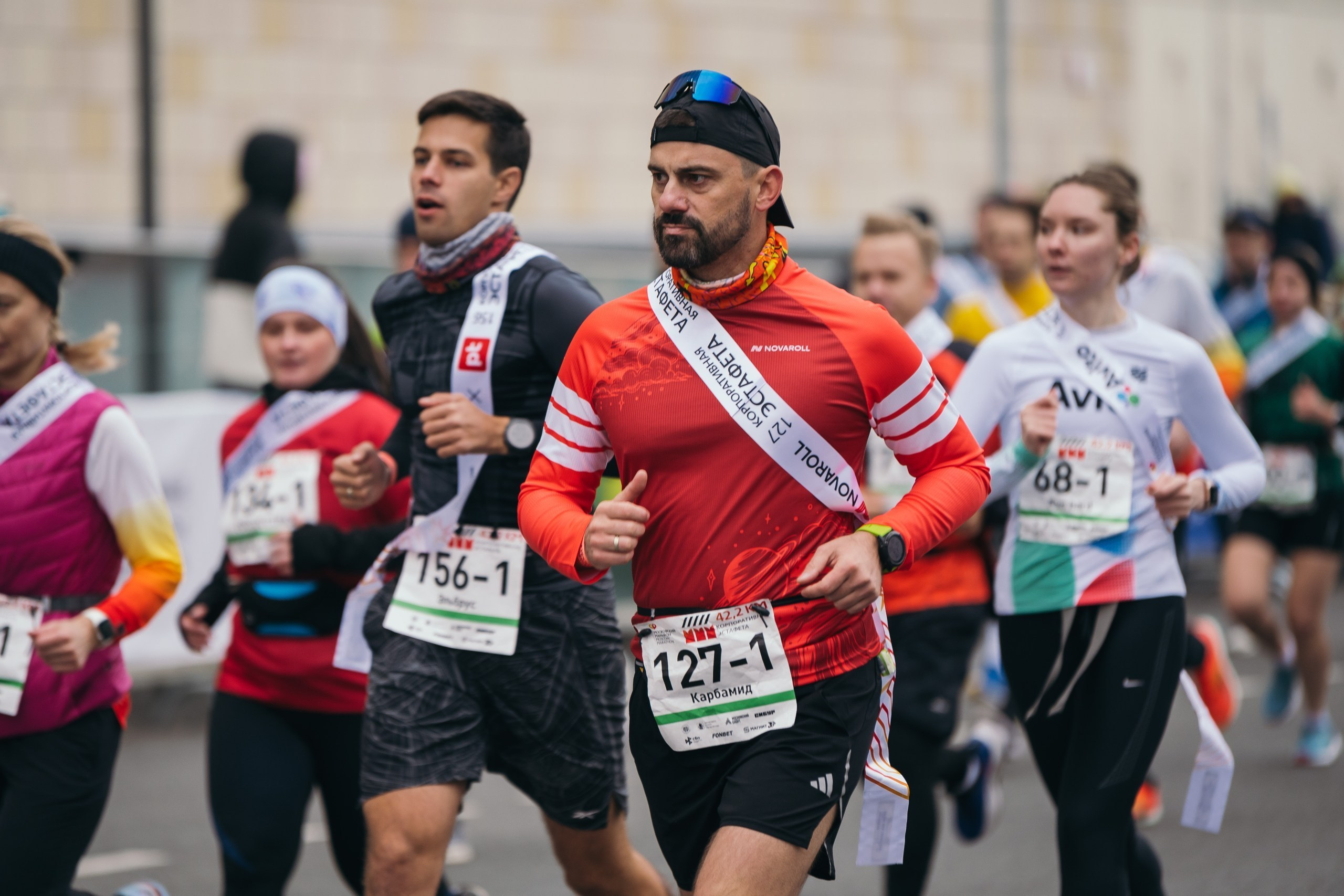 Спортивный фотограф Москва — Московский марафон, бегун с лентой на марафоне