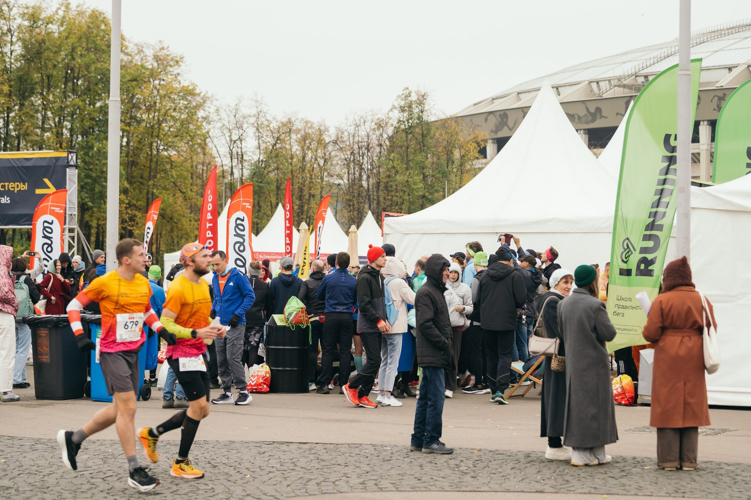 Спортивный фотограф Москва — Московский марафон, стартовый городок